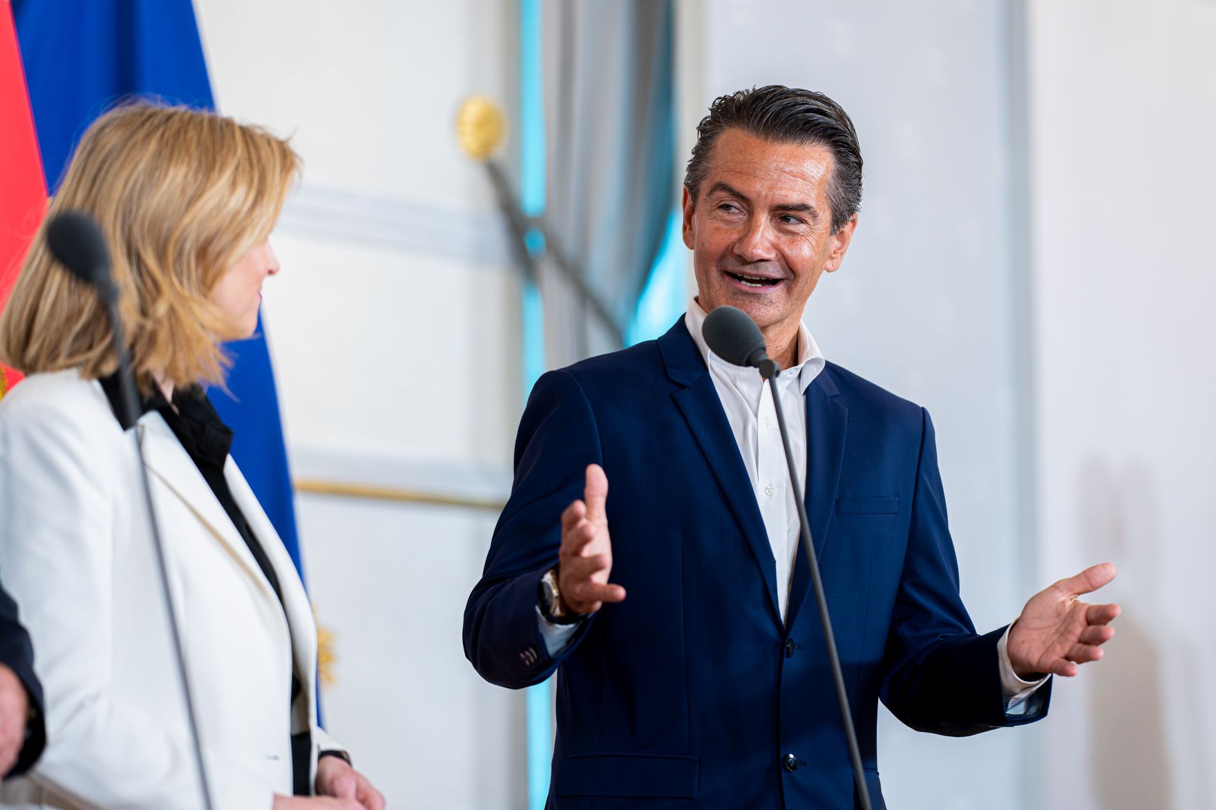 Am 19. Mai 2025 empfing Bundeskanzler Christian Stocker gemeinsam mit Vizekanzler Andreas Babler, Bundesministerin Beate Meinl-Reisinger und Staatssekret&auml;rin Elisabeth Zehetner den Eurovision Song Contest-Sieger JJ im Bundeskanzleramt. Im Bild mit ORF Generaldirektor Roland Wei&szlig;mann.