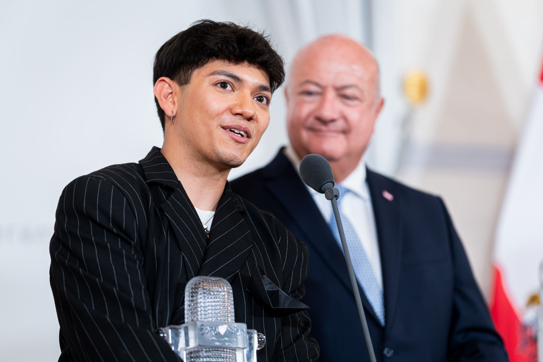 Am 19. Mai 2025 empfing Bundeskanzler Christian Stocker gemeinsam mit Vizekanzler Andreas Babler, Bundesministerin Beate Meinl-Reisinger und Staatssekret&auml;rin Elisabeth Zehetner den Eurovision Song Contest-Sieger JJ (im Bild) im Bundeskanzleramt.