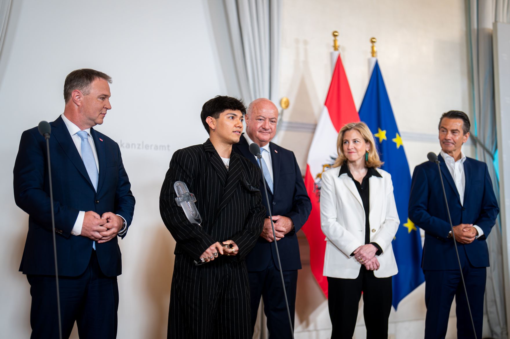Am 19. Mai 2025 empfing Bundeskanzler Christian Stocker (3.v.l.) gemeinsam mit Vizekanzler Andreas Babler (l.), Bundesministerin Beate Meinl-Reisinger (4.v.l.) und Staatssekret&auml;rin Elisabeth Zehetner den Eurovision Song Contest-Sieger JJ (2.v.l.) im Bundeskanzleramt. Im Bild mit ORF Generaldirektor Roland Wei&szlig;mann (r.).
