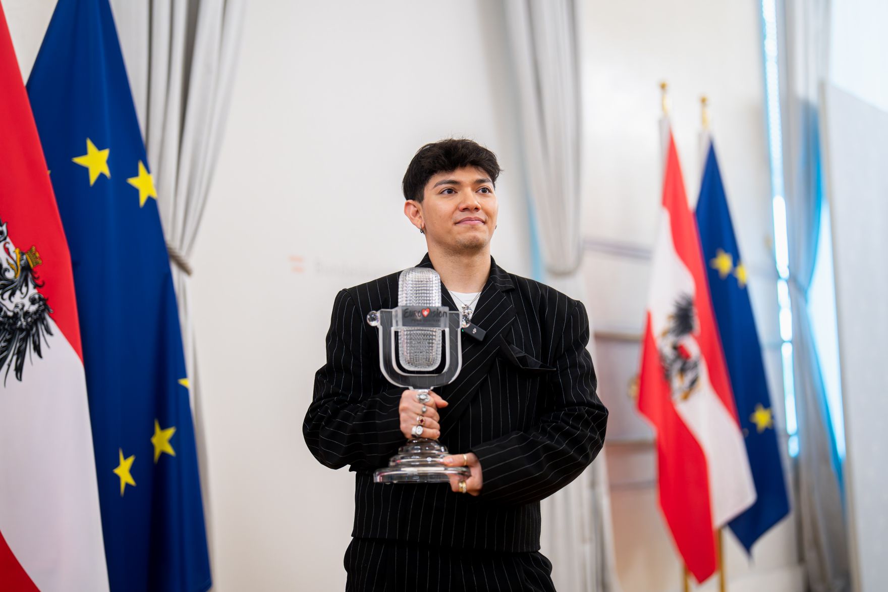 Am 19. Mai 2025 empfing Bundeskanzler Christian Stocker gemeinsam mit Vizekanzler Andreas Babler, Bundesministerin Beate Meinl-Reisinger und Staatssekret&auml;rin Elisabeth Zehetner den Eurovision Song Contest-Sieger JJ (im Bild) im Bundeskanzleramt.