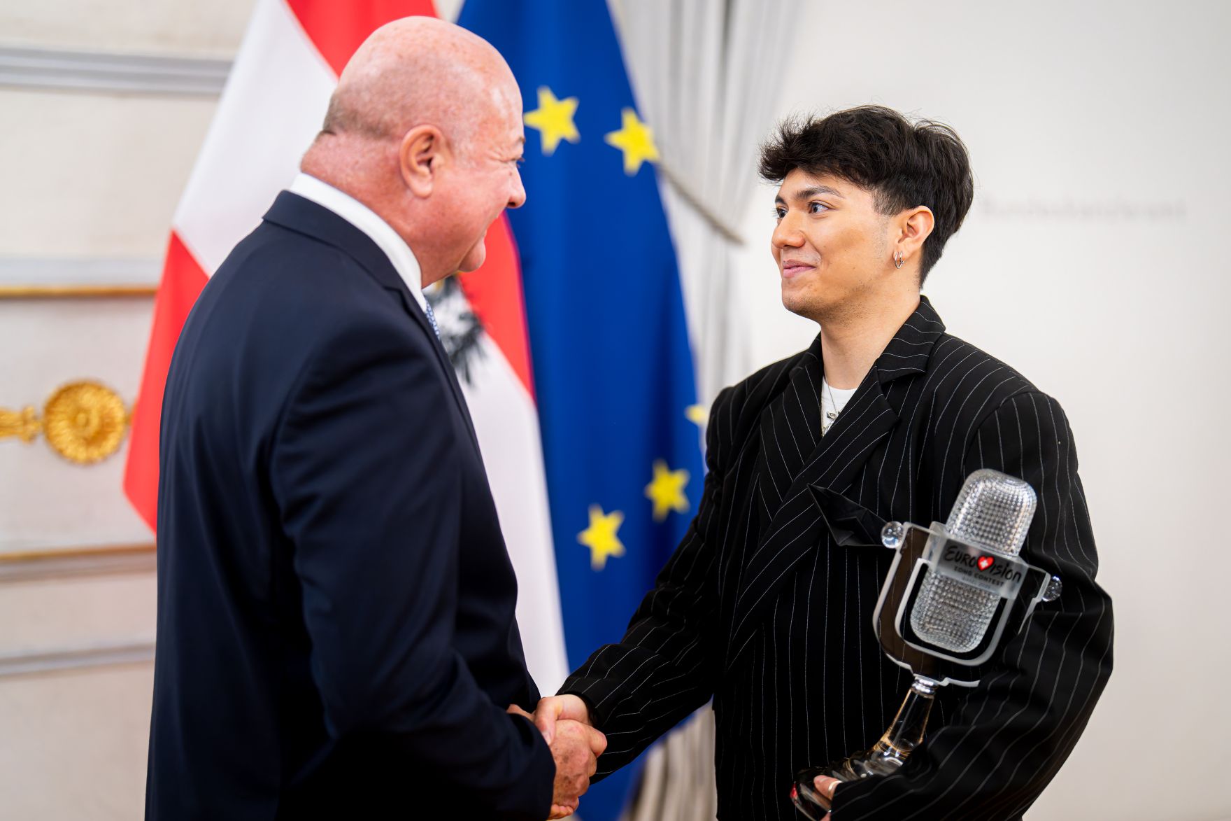 Am 19. Mai 2025 empfing Bundeskanzler Christian Stocker (l.) gemeinsam mit Vizekanzler Andreas Babler, Bundesministerin Beate Meinl-Reisinger und Staatssekret&auml;rin Elisabeth Zehetner den Eurovision Song Contest-Sieger JJ (r.) im Bundeskanzleramt.