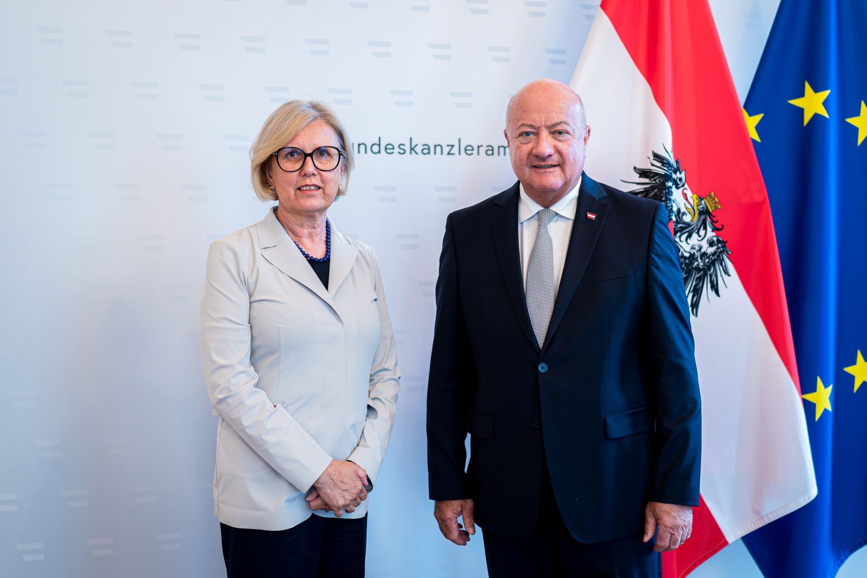 Am 20. Mai 2025 empfing Bundeskanzler Christian Stocker (r.) die Pr&auml;sidentin des Rechnungshofes, Margit Kraker (l.) zu einem Arbeitsgespr&auml;ch.
