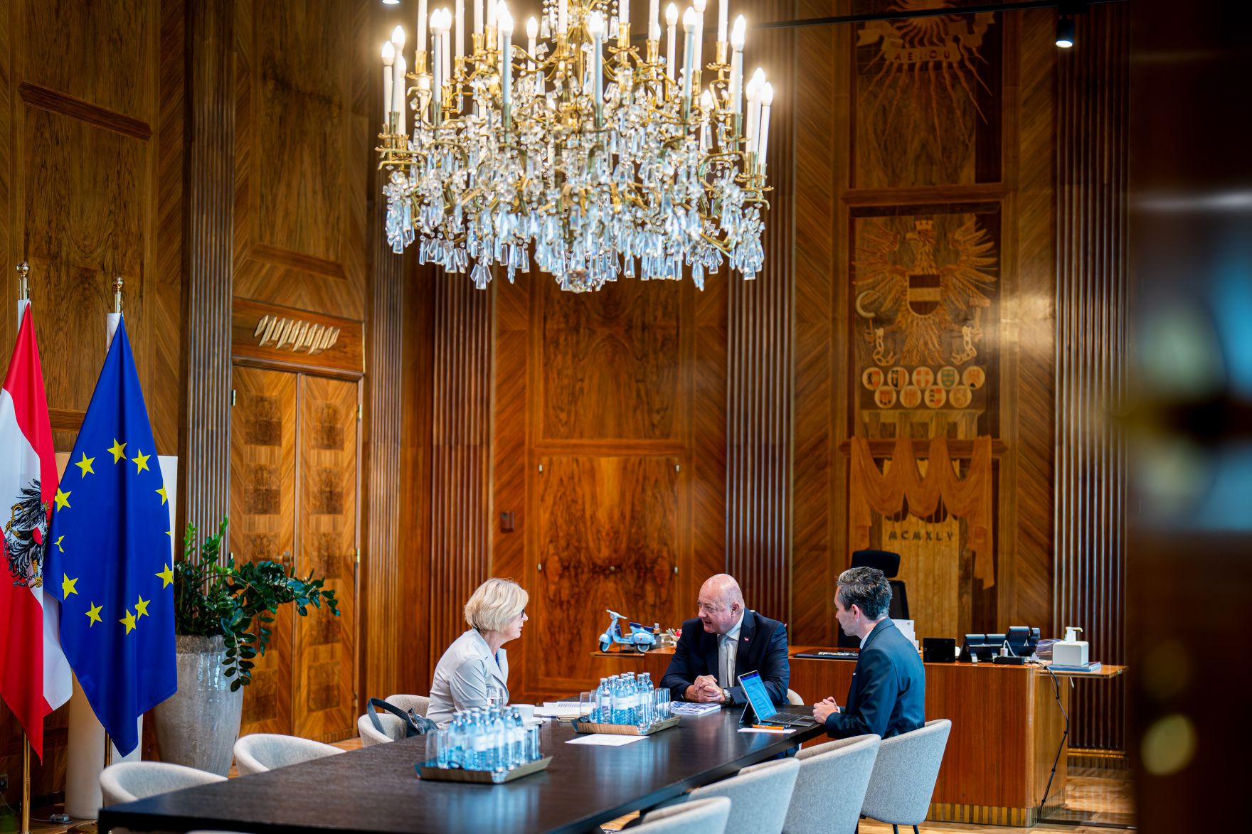 Am 20. Mai 2025 empfing Bundeskanzler Christian Stocker (r.) die Pr&auml;sidentin des Rechnungshofes, Margit Kraker (l.) zu einem Arbeitsgespr&auml;ch.
