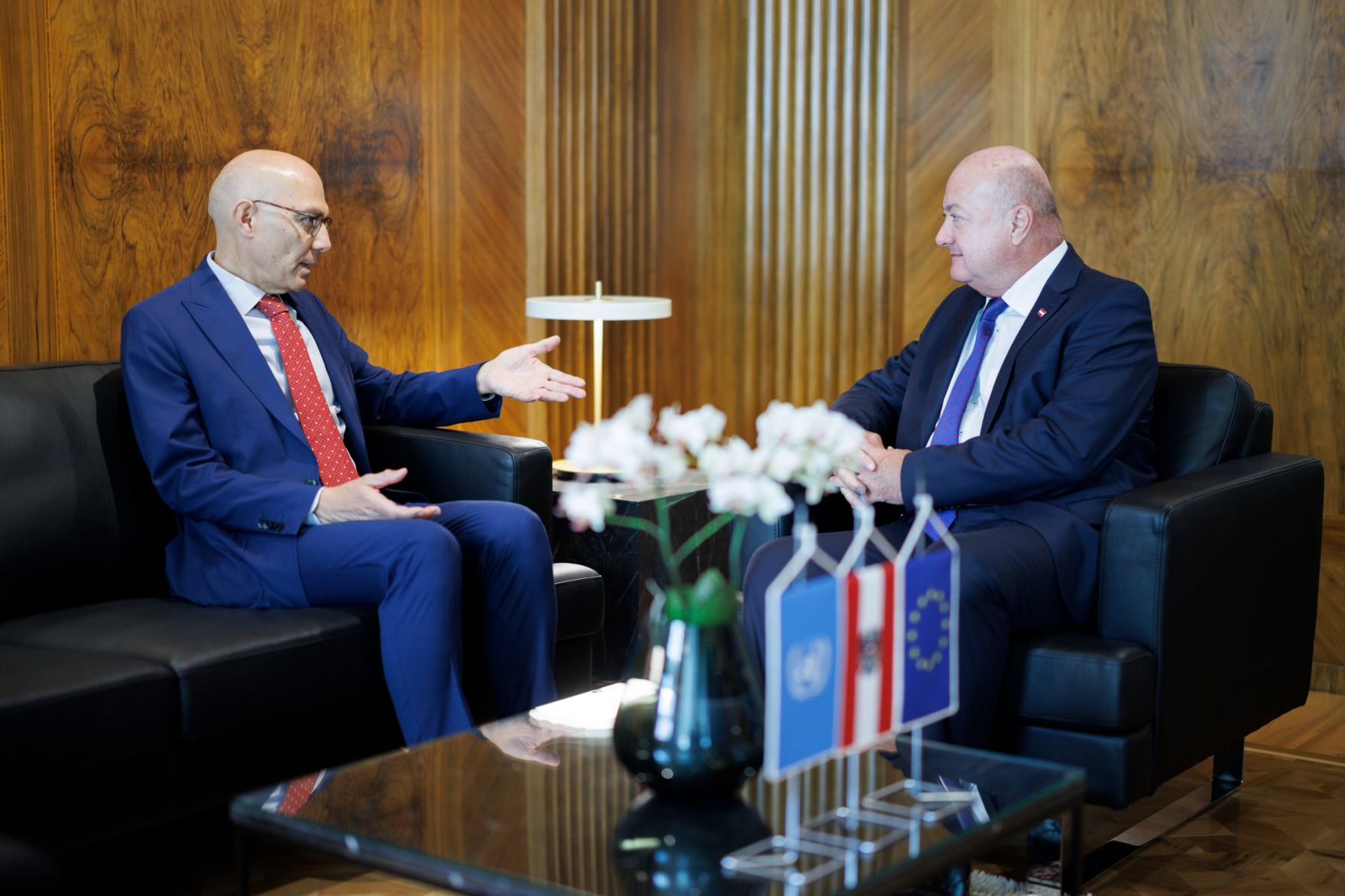 Am 27. Mai 2025 empfing Bundeskanzler Christian Stocker (r.) den UN-Hochkommissar f&uuml;r Menschenrechte Volker T&uuml;rk (l.) zu einem Arbeitsgespr&auml;ch.