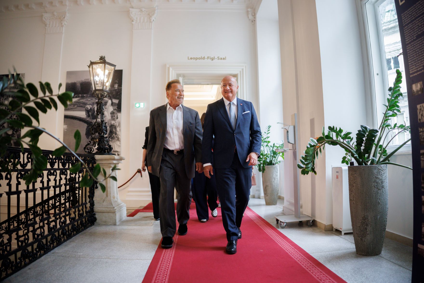 Am 2. Juni 2025 empfing Bundeskanzler Christian Stocker (r.) Arnold Schwarzenegger (l.) zu einem Gespr&auml;ch im Bundeskanzleramt.