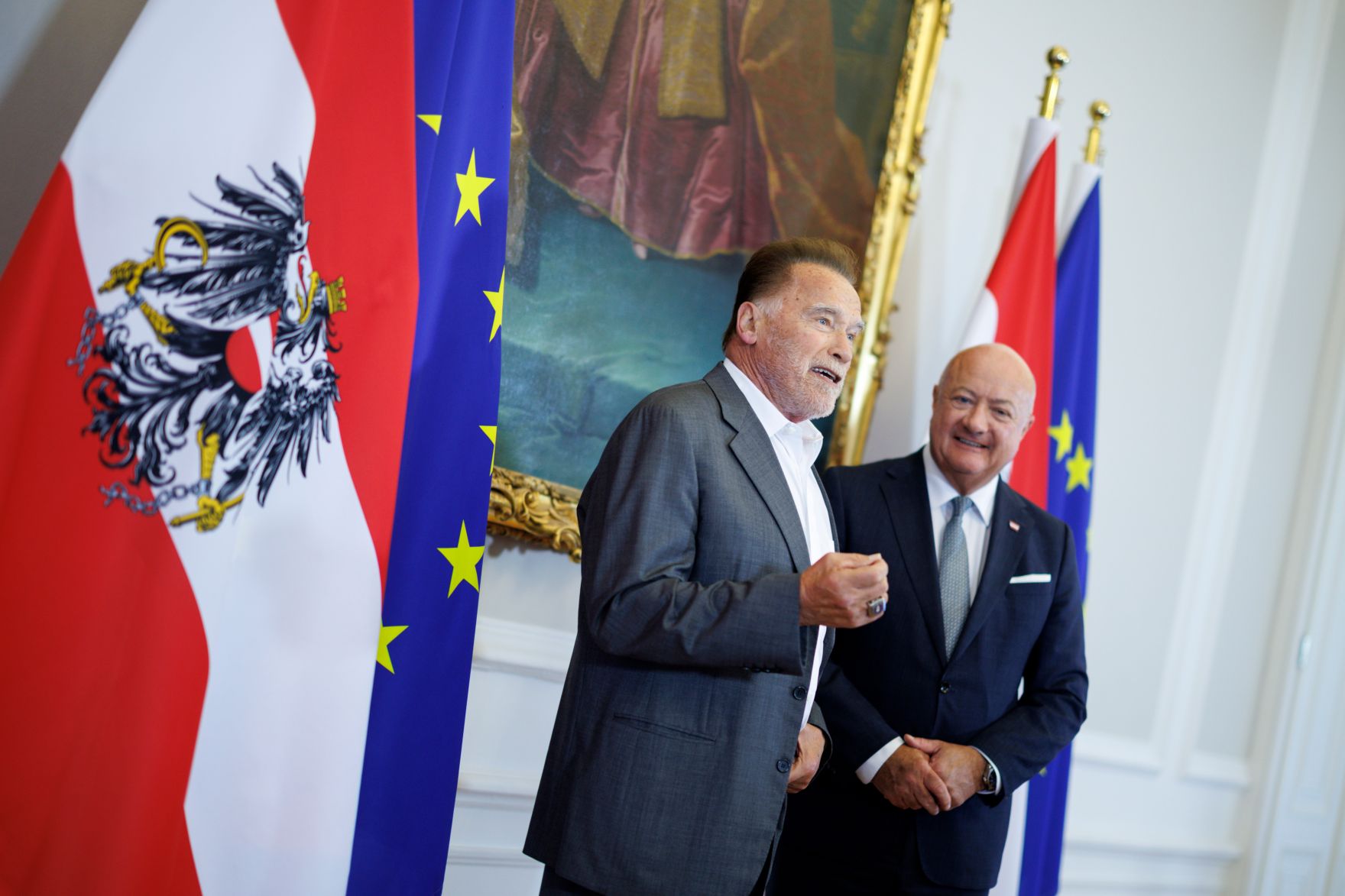 Am 2. Juni 2025 empfing Bundeskanzler Christian Stocker (r.) Arnold Schwarzenegger (l.) zu einem Gespr&auml;ch im Bundeskanzleramt.