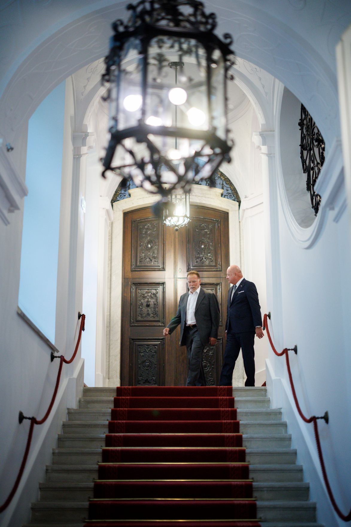 Am 2. Juni 2025 empfing Bundeskanzler Christian Stocker (r.) Arnold Schwarzenegger (l.) zu einem Gespr&auml;ch im Bundeskanzleramt.
