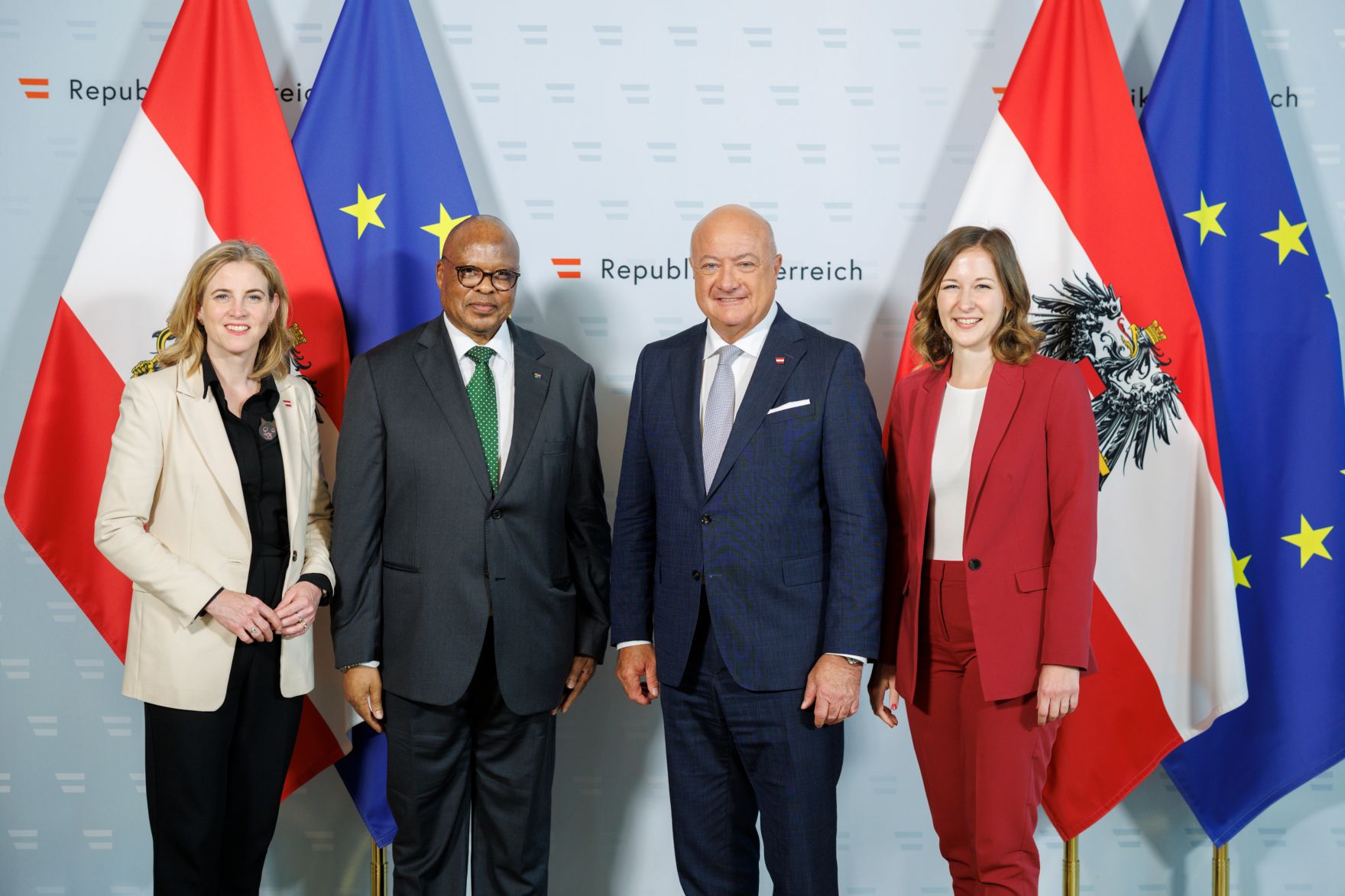 Am 3. Juni 2025 empfingen Bundeskanzler Christian Stocker, Bundesministerin Beate Meinl-Reisinger und Bundesministerin Claudia Plakolm den Diplomatischen Corps und VertreterInnen von Internationalen Organisationen im Bundeskanzleramt.