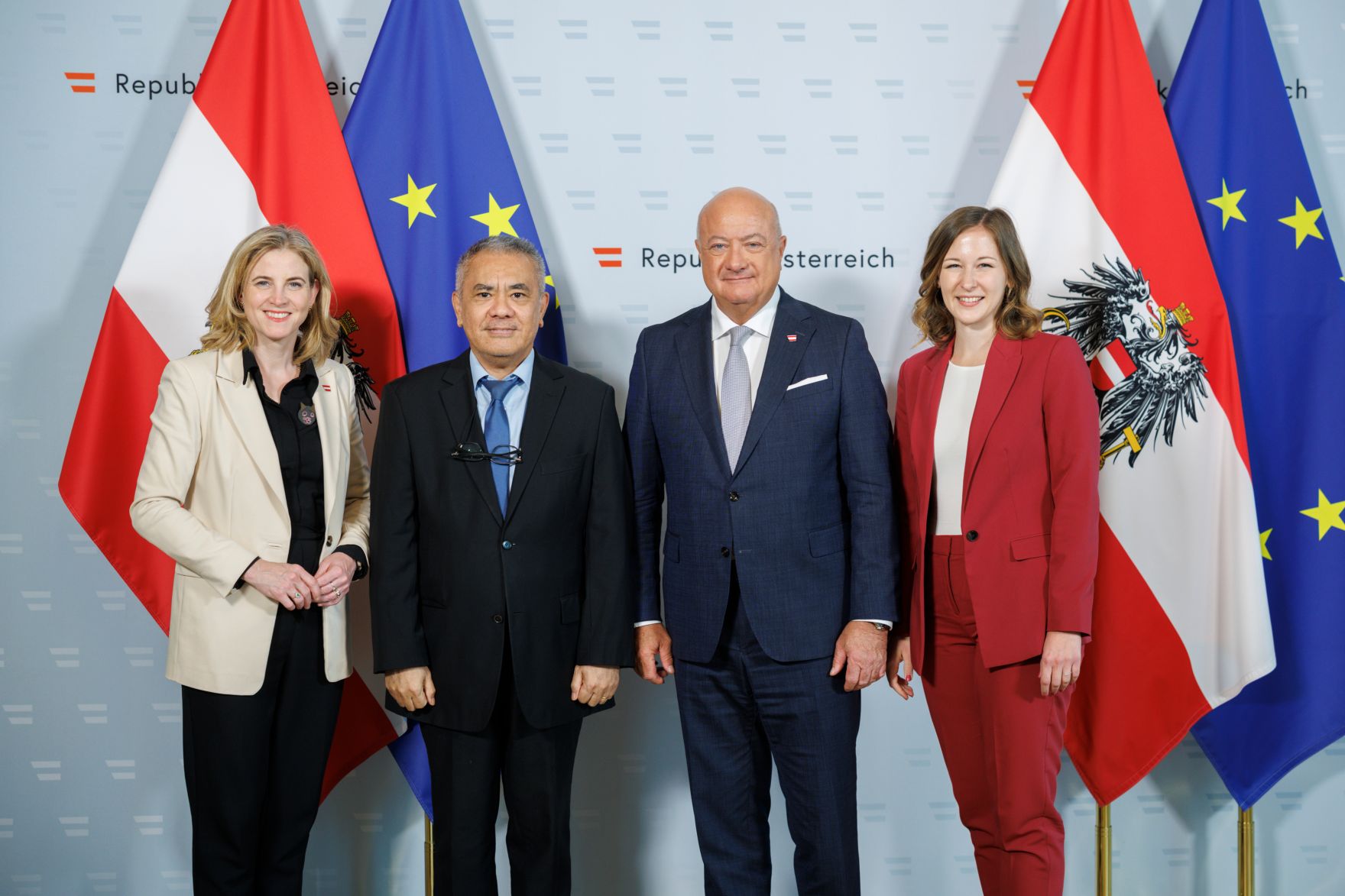 Am 3. Juni 2025 empfingen Bundeskanzler Christian Stocker, Bundesministerin Beate Meinl-Reisinger und Bundesministerin Claudia Plakolm den Diplomatischen Corps und VertreterInnen von Internationalen Organisationen im Bundeskanzleramt.