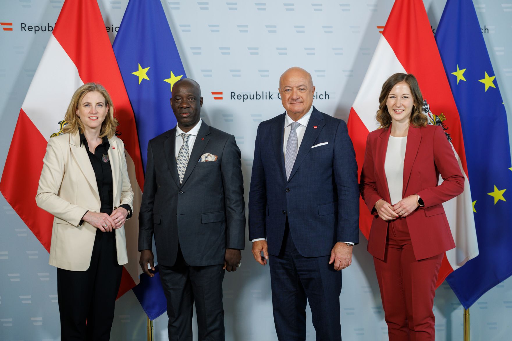 Am 3. Juni 2025 empfingen Bundeskanzler Christian Stocker, Bundesministerin Beate Meinl-Reisinger und Bundesministerin Claudia Plakolm den Diplomatischen Corps und VertreterInnen von Internationalen Organisationen im Bundeskanzleramt.