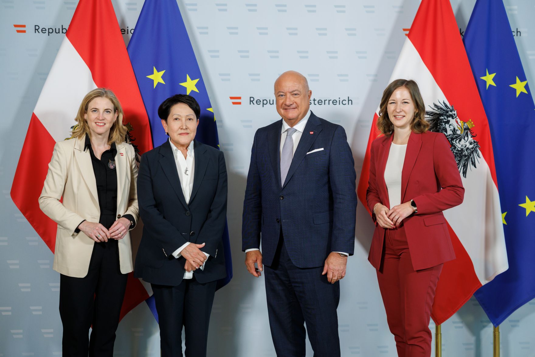 Am 3. Juni 2025 empfingen Bundeskanzler Christian Stocker, Bundesministerin Beate Meinl-Reisinger und Bundesministerin Claudia Plakolm den Diplomatischen Corps und VertreterInnen von Internationalen Organisationen im Bundeskanzleramt.