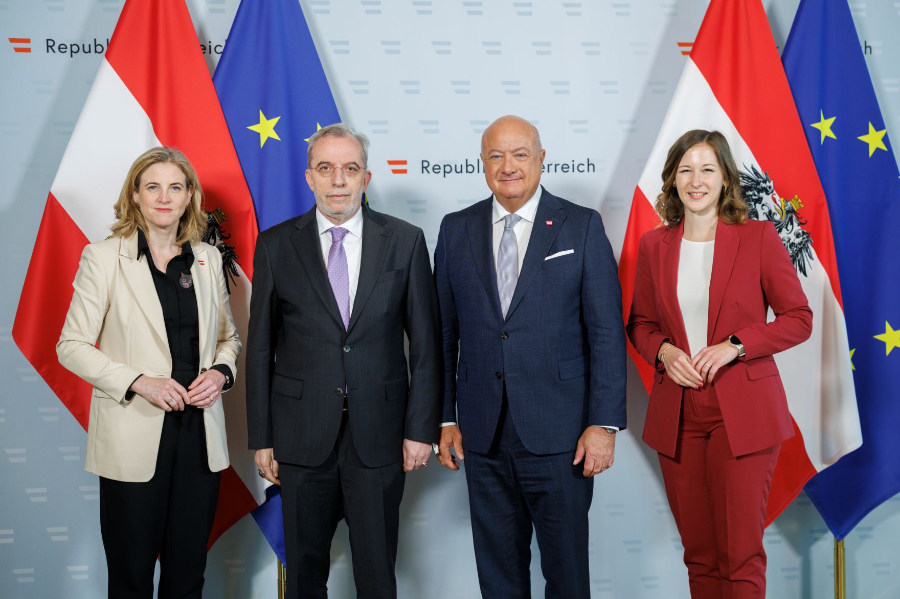 Am 3. Juni 2025 empfingen Bundeskanzler Christian Stocker, Bundesministerin Beate Meinl-Reisinger und Bundesministerin Claudia Plakolm den Diplomatischen Corps und VertreterInnen von Internationalen Organisationen im Bundeskanzleramt.