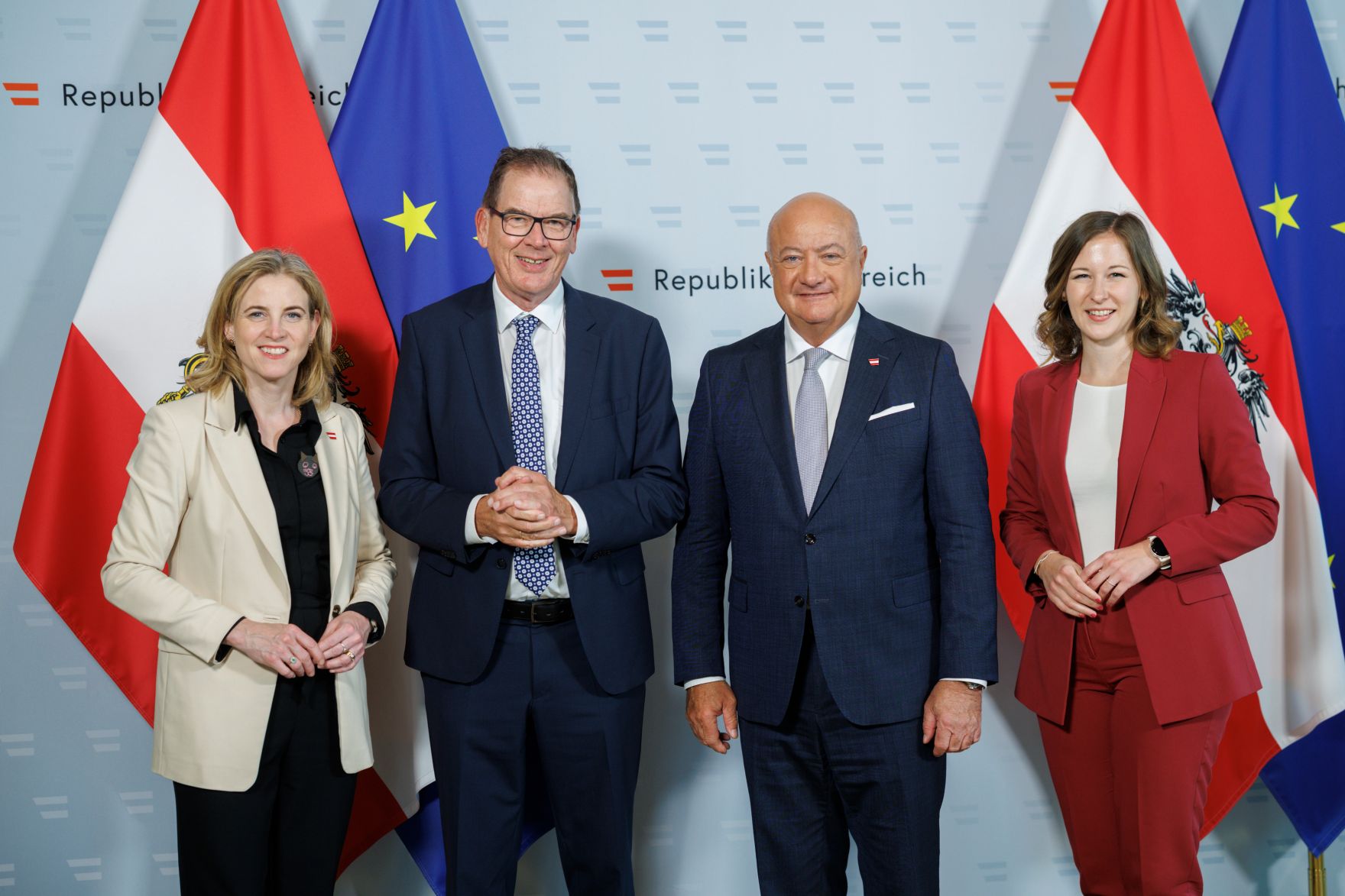 Am 3. Juni 2025 empfingen Bundeskanzler Christian Stocker, Bundesministerin Beate Meinl-Reisinger und Bundesministerin Claudia Plakolm den Diplomatischen Corps und VertreterInnen von Internationalen Organisationen im Bundeskanzleramt.