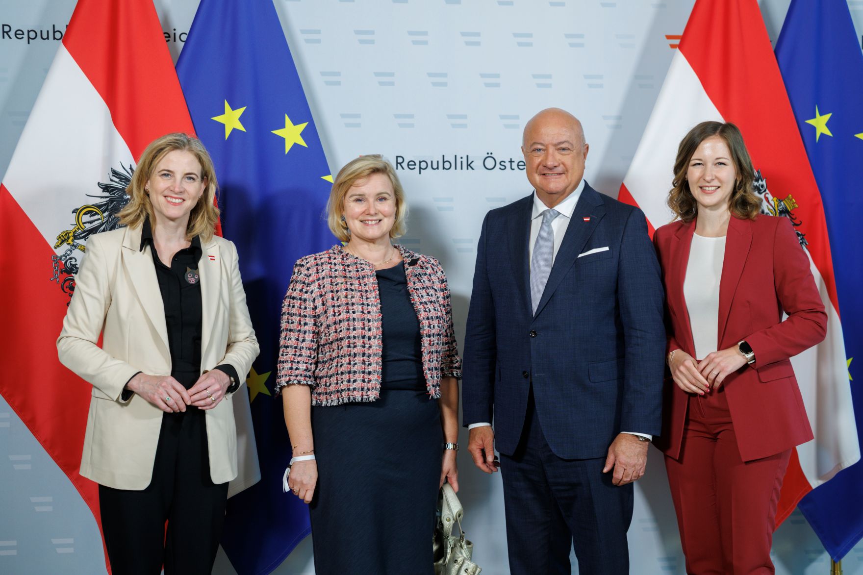 Am 3. Juni 2025 empfingen Bundeskanzler Christian Stocker, Bundesministerin Beate Meinl-Reisinger und Bundesministerin Claudia Plakolm den Diplomatischen Corps und VertreterInnen von Internationalen Organisationen im Bundeskanzleramt.