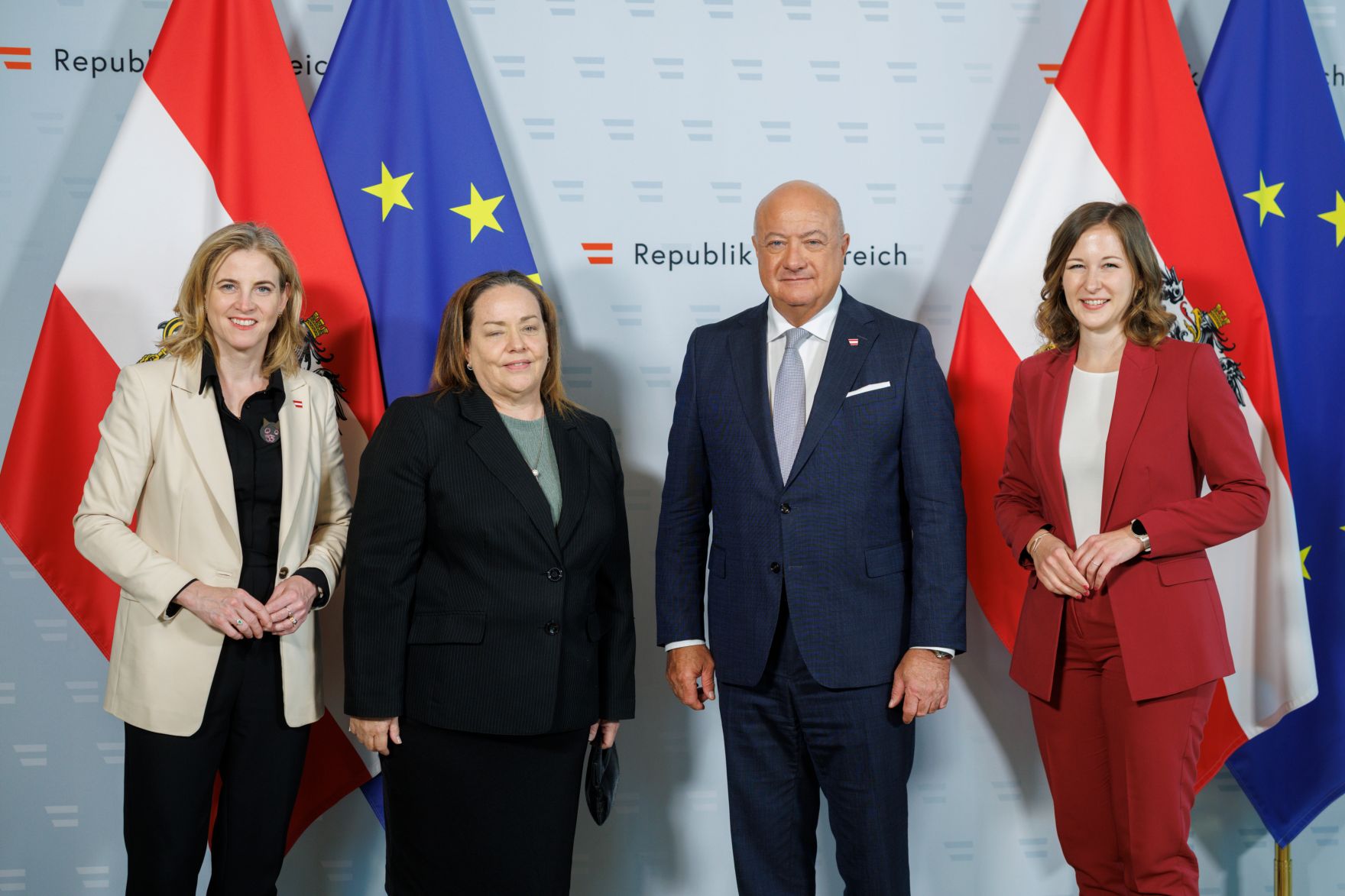 Am 3. Juni 2025 empfingen Bundeskanzler Christian Stocker, Bundesministerin Beate Meinl-Reisinger und Bundesministerin Claudia Plakolm den Diplomatischen Corps und VertreterInnen von Internationalen Organisationen im Bundeskanzleramt.