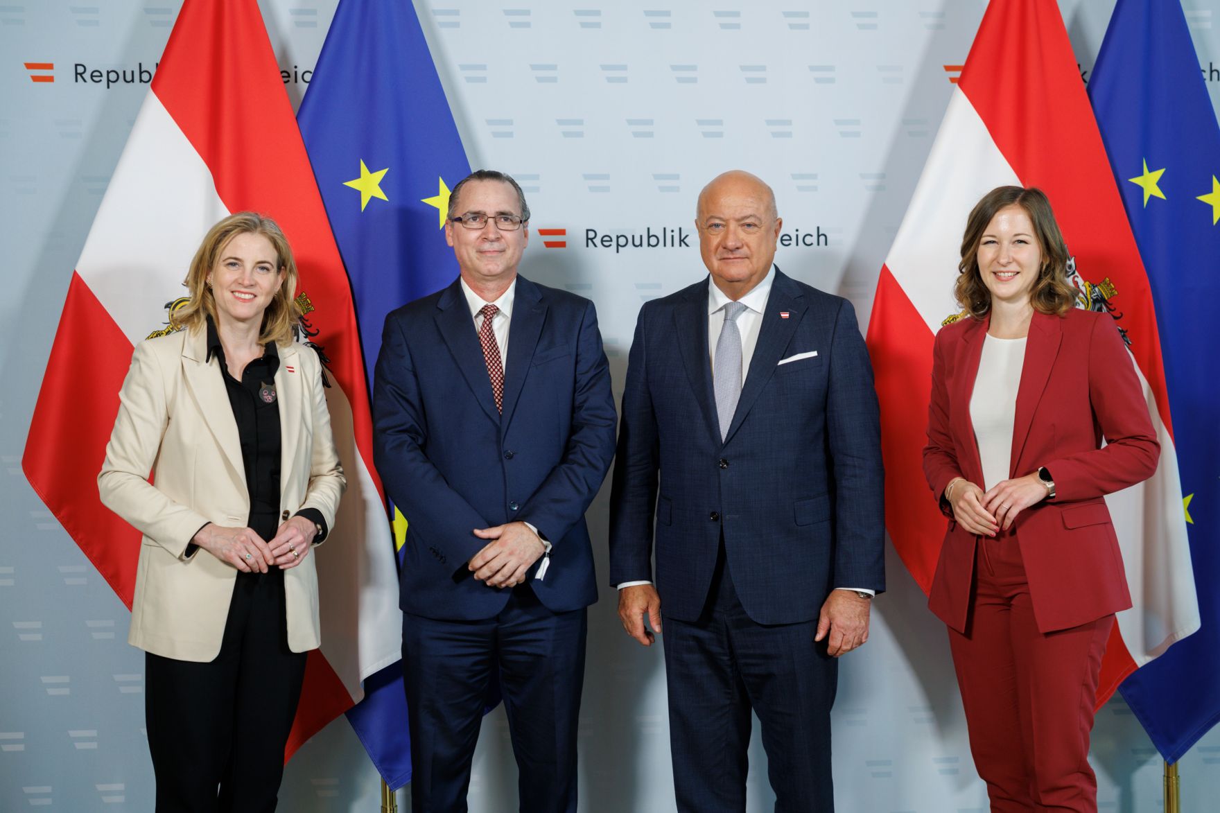 Am 3. Juni 2025 empfingen Bundeskanzler Christian Stocker, Bundesministerin Beate Meinl-Reisinger und Bundesministerin Claudia Plakolm den Diplomatischen Corps und VertreterInnen von Internationalen Organisationen im Bundeskanzleramt.