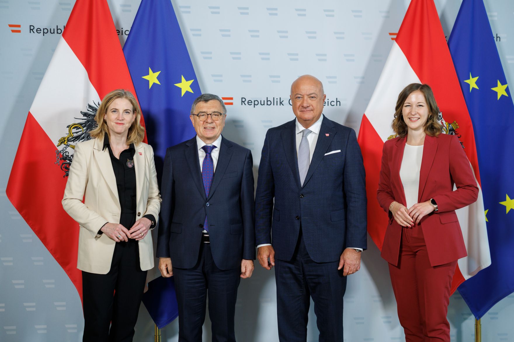 Am 3. Juni 2025 empfingen Bundeskanzler Christian Stocker, Bundesministerin Beate Meinl-Reisinger und Bundesministerin Claudia Plakolm den Diplomatischen Corps und VertreterInnen von Internationalen Organisationen im Bundeskanzleramt.