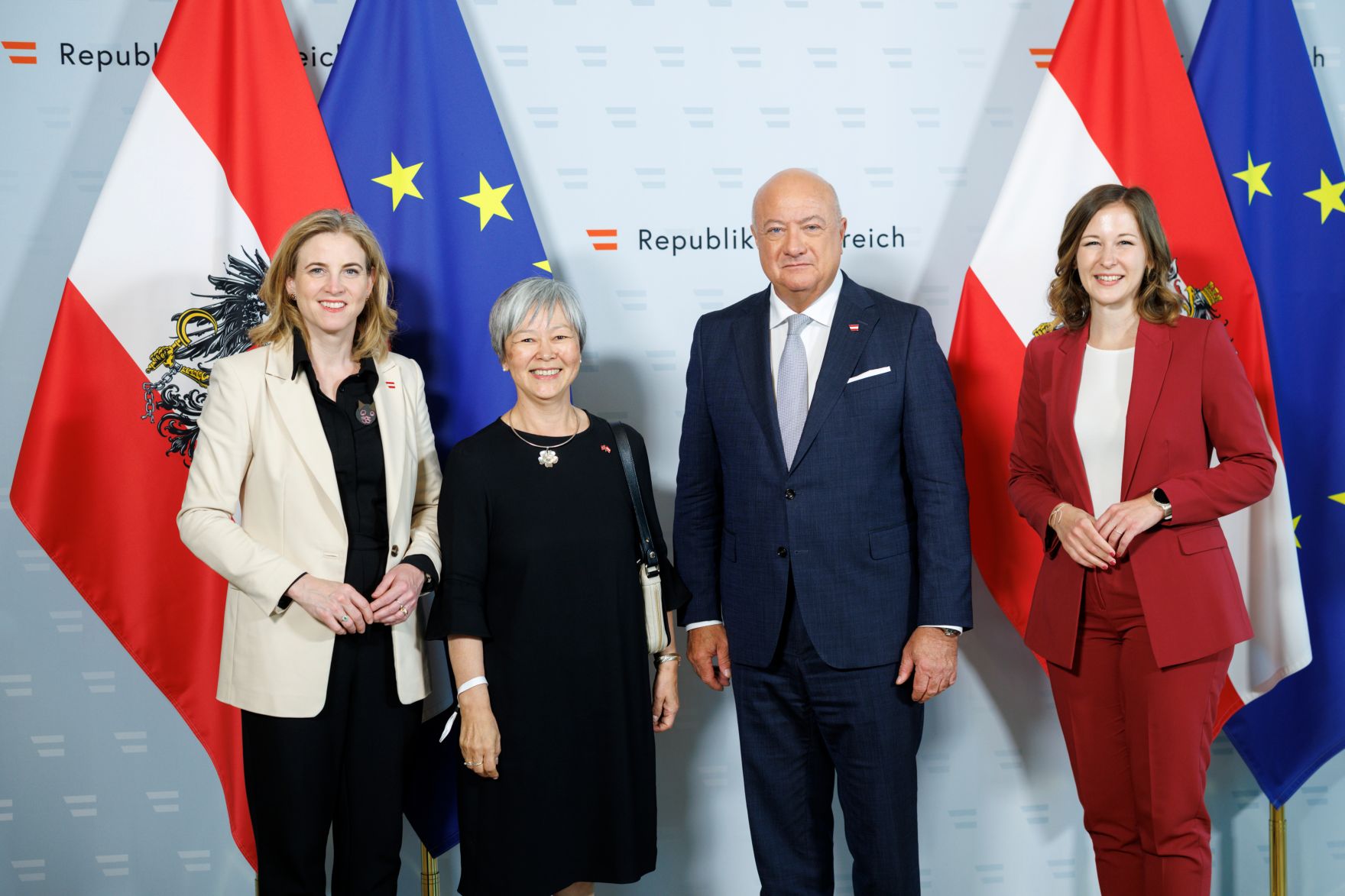 Am 3. Juni 2025 empfingen Bundeskanzler Christian Stocker, Bundesministerin Beate Meinl-Reisinger und Bundesministerin Claudia Plakolm den Diplomatischen Corps und VertreterInnen von Internationalen Organisationen im Bundeskanzleramt.