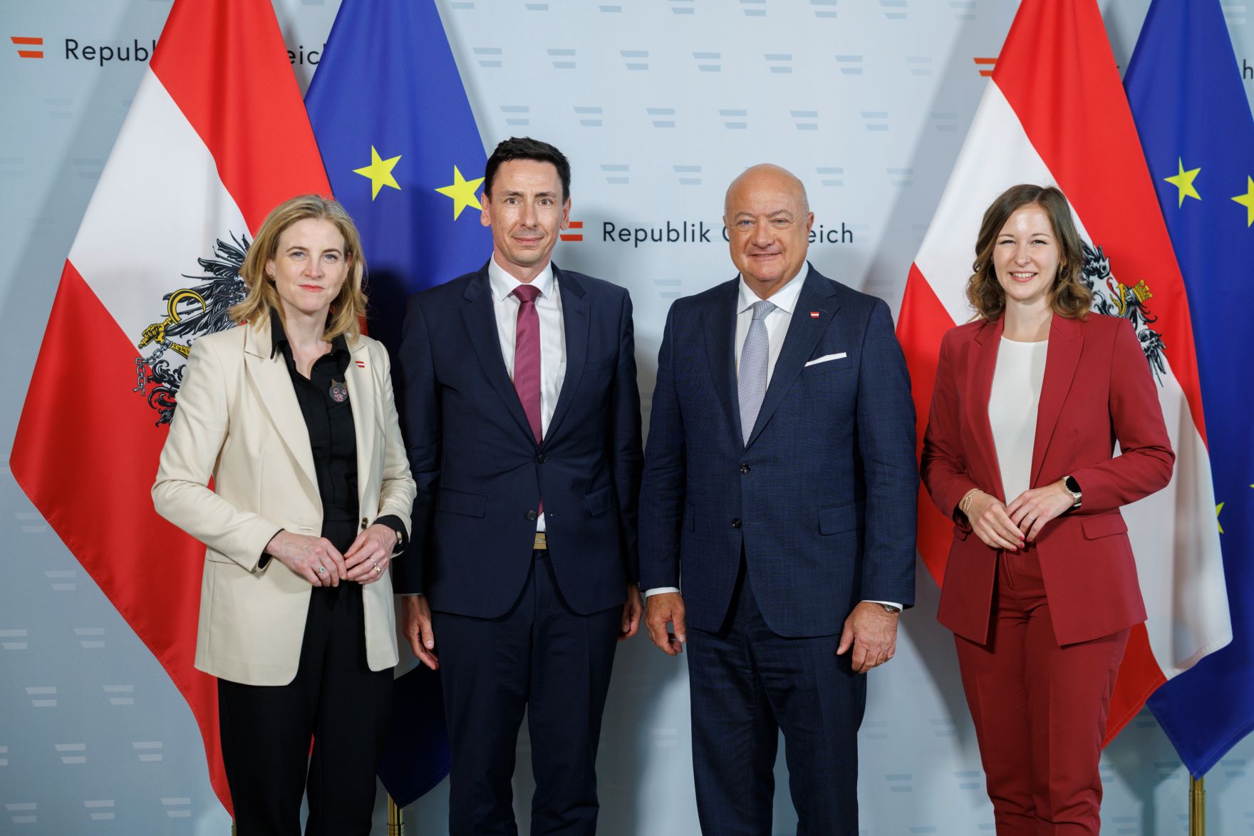 Am 3. Juni 2025 empfingen Bundeskanzler Christian Stocker, Bundesministerin Beate Meinl-Reisinger und Bundesministerin Claudia Plakolm den Diplomatischen Corps und VertreterInnen von Internationalen Organisationen im Bundeskanzleramt.