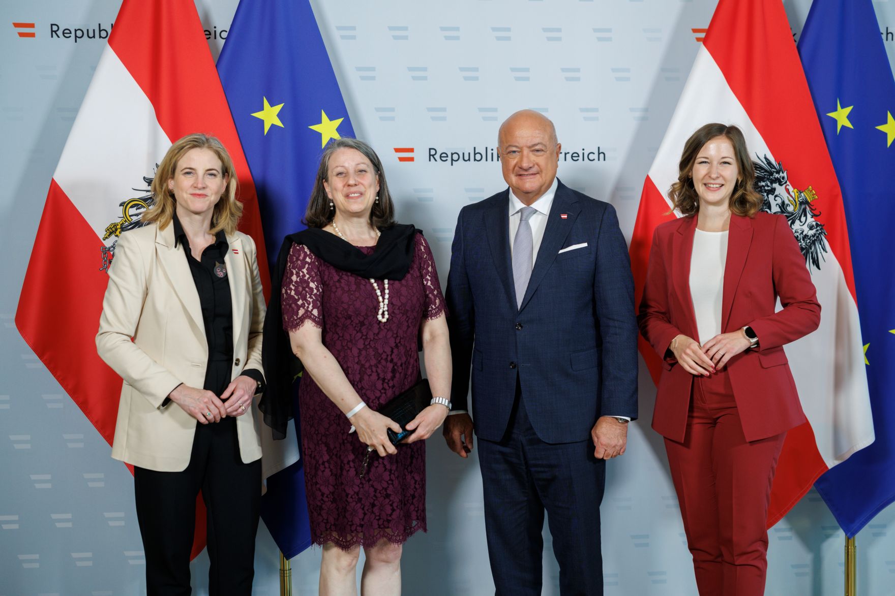 Am 3. Juni 2025 empfingen Bundeskanzler Christian Stocker, Bundesministerin Beate Meinl-Reisinger und Bundesministerin Claudia Plakolm den Diplomatischen Corps und VertreterInnen von Internationalen Organisationen im Bundeskanzleramt.