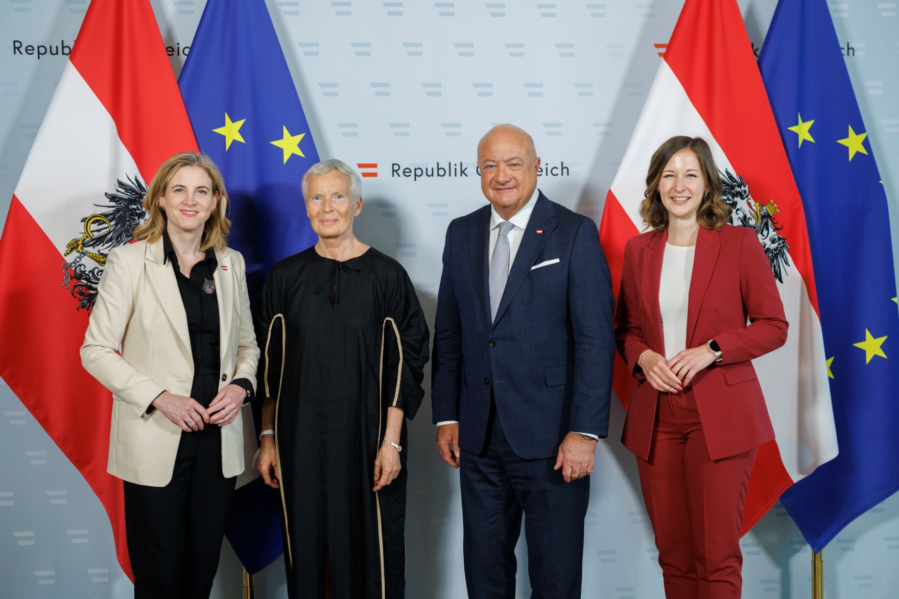 Am 3. Juni 2025 empfingen Bundeskanzler Christian Stocker, Bundesministerin Beate Meinl-Reisinger und Bundesministerin Claudia Plakolm den Diplomatischen Corps und VertreterInnen von Internationalen Organisationen im Bundeskanzleramt.