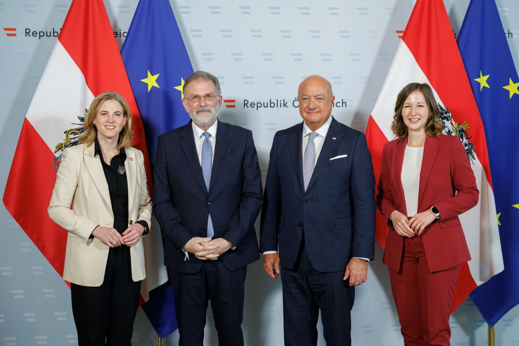 Am 3. Juni 2025 empfingen Bundeskanzler Christian Stocker, Bundesministerin Beate Meinl-Reisinger und Bundesministerin Claudia Plakolm den Diplomatischen Corps und VertreterInnen von Internationalen Organisationen im Bundeskanzleramt.