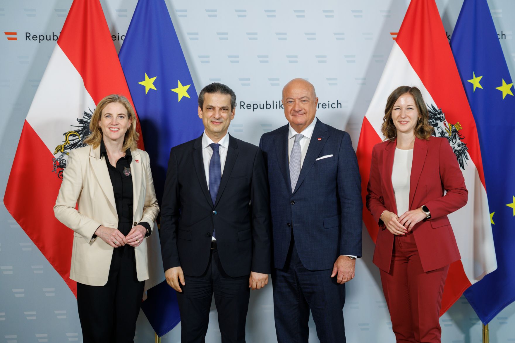 Am 3. Juni 2025 empfingen Bundeskanzler Christian Stocker, Bundesministerin Beate Meinl-Reisinger und Bundesministerin Claudia Plakolm den Diplomatischen Corps und VertreterInnen von Internationalen Organisationen im Bundeskanzleramt.