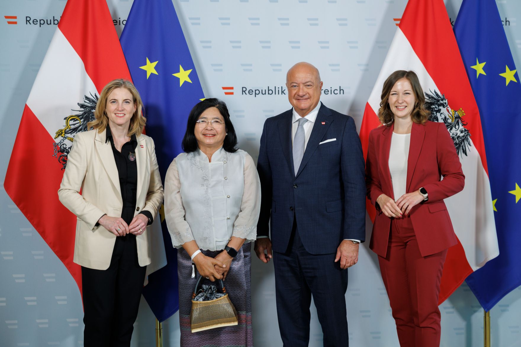 Am 3. Juni 2025 empfingen Bundeskanzler Christian Stocker, Bundesministerin Beate Meinl-Reisinger und Bundesministerin Claudia Plakolm den Diplomatischen Corps und VertreterInnen von Internationalen Organisationen im Bundeskanzleramt.