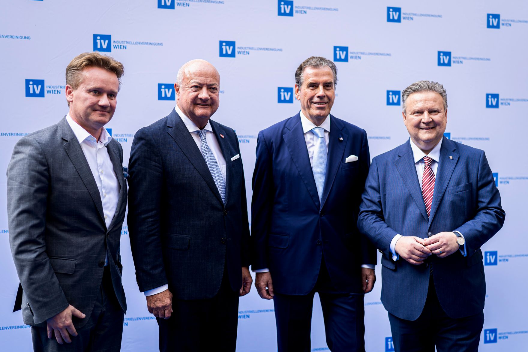 Am 4. Juni 2025 besuchte Bundeskanzler Christian Stocker (m.l.) das Sommerfest der Industriellenvereinigung Wien im Wiener Rathaus. Im Bild mit Michael Ludwig (r.) B&uuml;rgermeister von Wien, Georg Knill (l.) dem Pr&auml;sidenten der &ouml;sterreichischen Industriellenvereinigung und Christian Pochtler (m.r.) Pr&auml;sident der Industriellenvereinigung Wien.