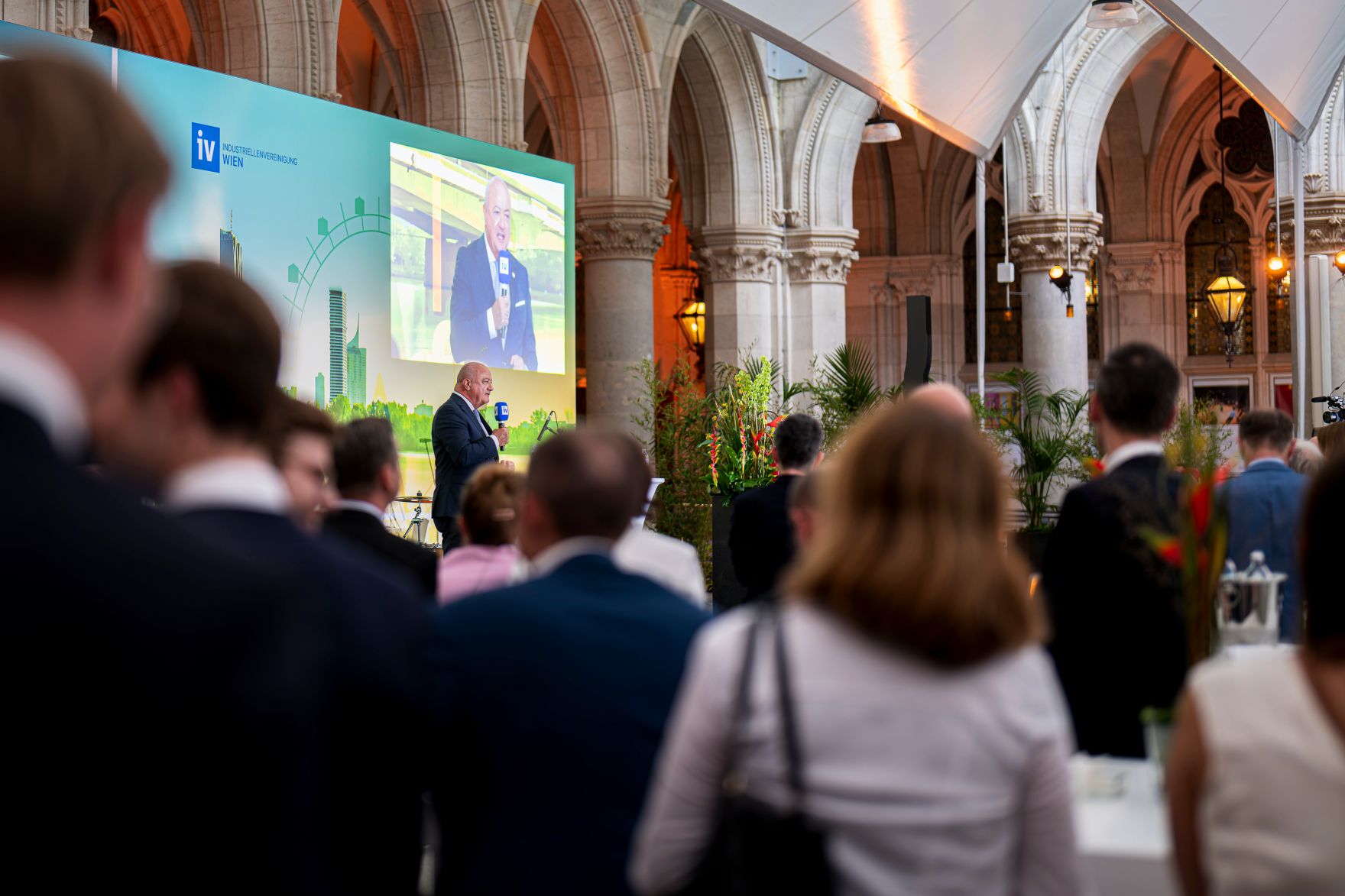Am 4. Juni 2025 besuchte Bundeskanzler Christian Stocker (m.l.) das Sommerfest der Industriellenvereinigung Wien im Wiener Rathaus.