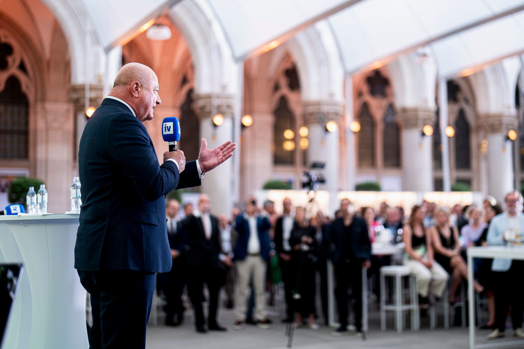 Am 4. Juni 2025 besuchte Bundeskanzler Christian Stocker (l.) das Sommerfest der Industriellenvereinigung Wien im Wiener Rathaus.