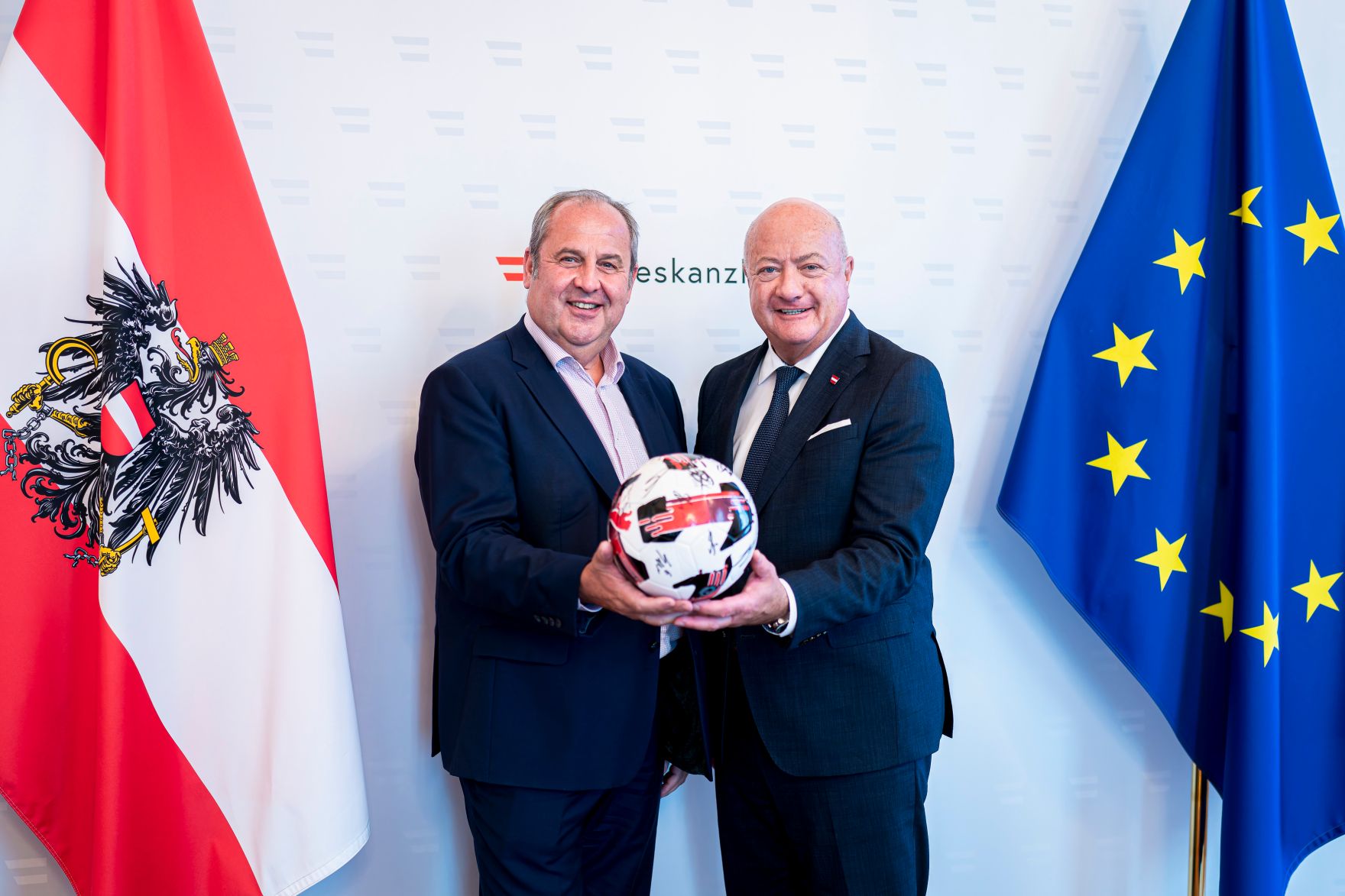 Am 5. Juni 2025 empfing Bundeskanzler Christian Stocker (r.) den Pr&auml;sidenten des &Ouml;sterreichischen Fu&szlig;ball-Bundes Josef Pr&ouml;ll (l.), zu einem Arbeitsgespr&auml;ch im Bundeskanzleramt.