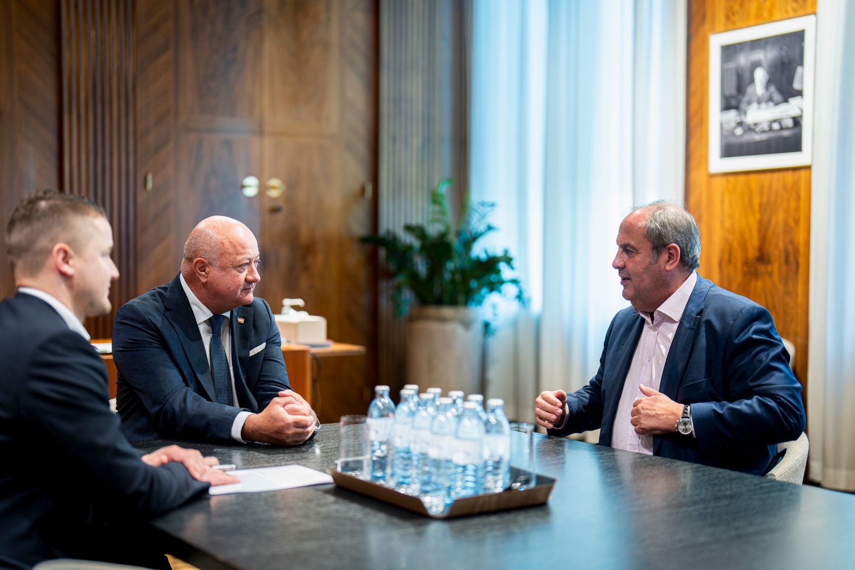 Am 5. Juni 2025 empfing Bundeskanzler Christian Stocker (m.l.) den Pr&auml;sidenten des &Ouml;sterreichischen Fu&szlig;ball-Bundes Josef Pr&ouml;ll (r.), zu einem Arbeitsgespr&auml;ch im Bundeskanzleramt.