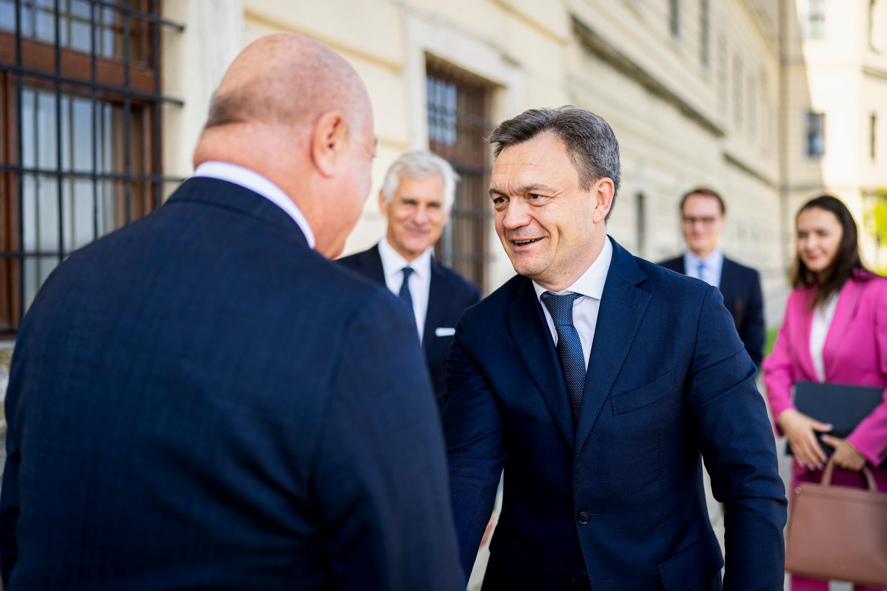 Am 13. Juni 2025 nahm Bundeskanzler Christian Stocker (l.) am Europa-Forum Wachau teil. Im Bild bei einem Arbeitsgespr&auml;ch mit dem Ministerpr&auml;sidenten der Republik Moldau, Dorin Recean (3.v.l.).