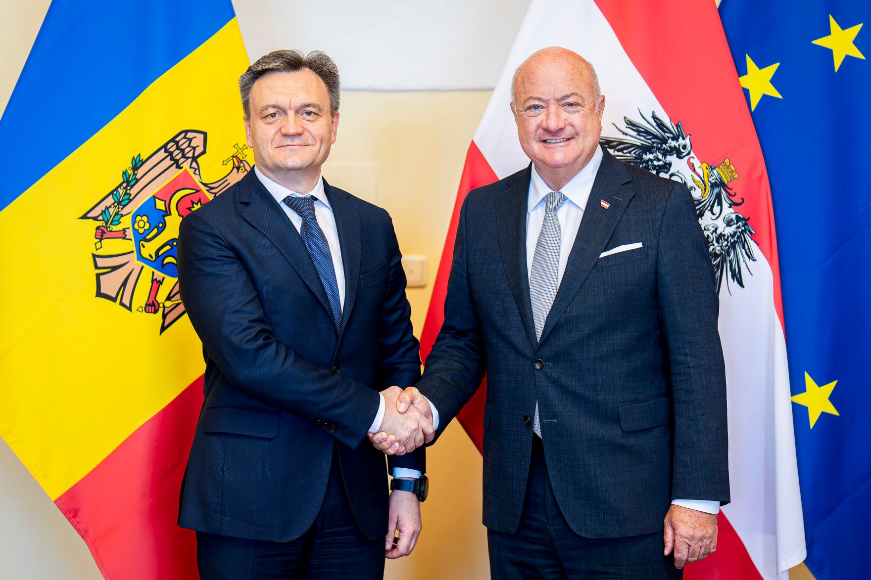 Am 13. Juni 2025 nahm Bundeskanzler Christian Stocker (r.) am Europa-Forum Wachau teil. Im Bild bei einem Arbeitsgespr&auml;ch mit dem Ministerpr&auml;sidenten der Republik Moldau, Dorin Recean (l.).