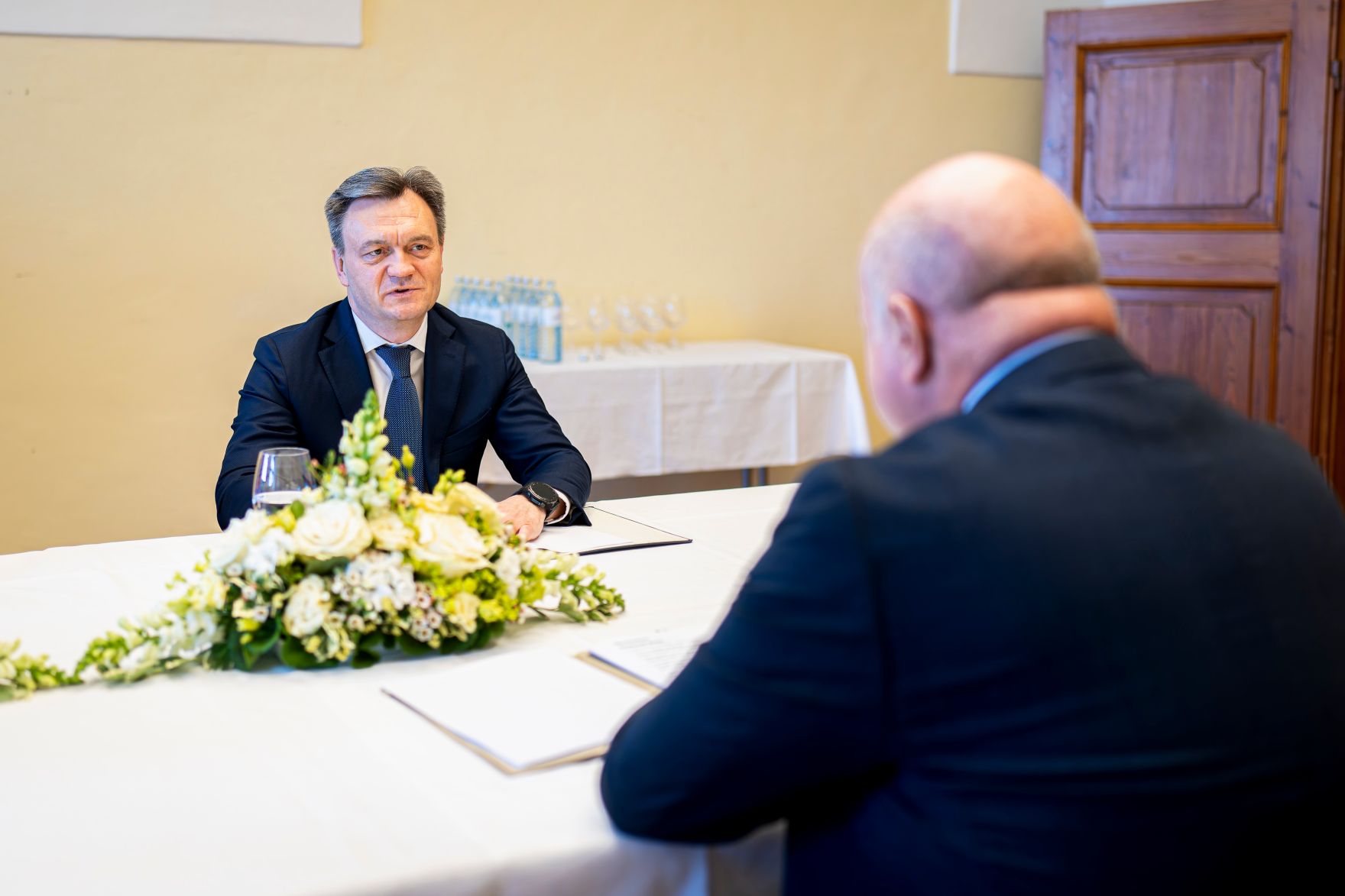 Am 13. Juni 2025 nahm Bundeskanzler Christian Stocker (r.) am Europa-Forum Wachau teil. Im Bild bei einem Arbeitsgespr&auml;ch mit dem Ministerpr&auml;sidenten der Republik Moldau, Dorin Recean (l.).