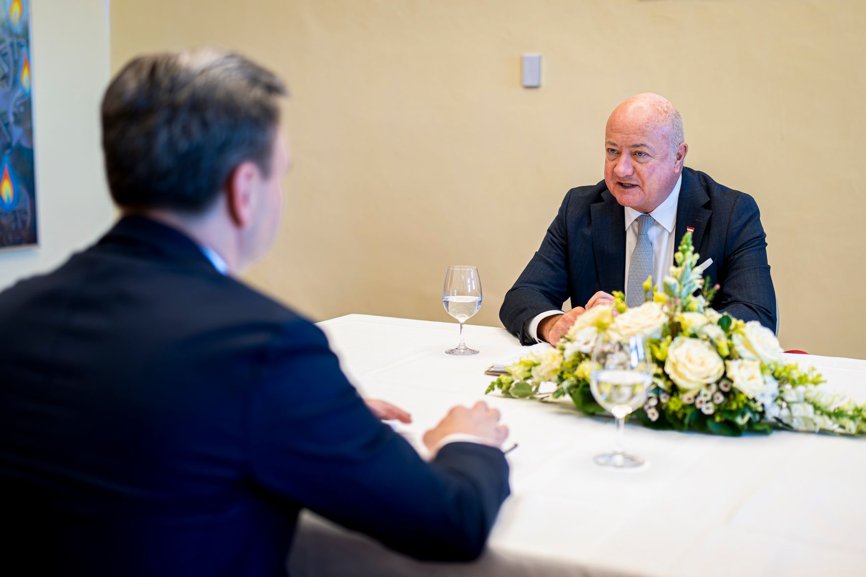 Am 13. Juni 2025 nahm Bundeskanzler Christian Stocker (r.) am Europa-Forum Wachau teil. Im Bild bei einem Arbeitsgespr&auml;ch mit dem Ministerpr&auml;sidenten der Republik Moldau, Dorin Recean (l.).