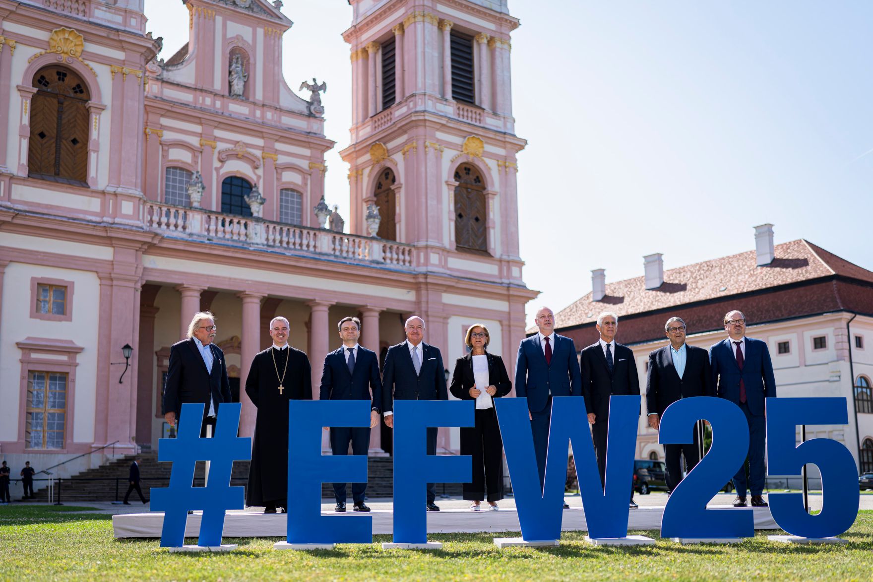 Am 13. Juni 2025 nahm Bundeskanzler Christian Stocker (4.v.l.) am Europa-Forum Wachau teil. Im Bild mit der Landeshauptfrau von Nieder&ouml;sterreich Johanna Mikl-Leitner (m.), dem Ministerpr&auml;sidenten der Republik Moldau Dorin Recean (3.v.l.), dem Philosoph und Schriftsteller Peter Sloterdijk (l.), dem Abt des Stiftes G&ouml;ttweig Patrick Sch&ouml;der (2.v.l.), dem Ministerpr&auml;sidenten von Bulgarien Rosen Zhelyazkov (4.v.r.), dem Pr&auml;sidenten des Europa-Forum Wachau Michael Linhart (3.v.r.), dem Vorsitzenden der Atlantik-Br&uuml;cke e.V. Sigmar Gabriel (2.v.r.) und dem Director for OECD Global Relations Andreas Schaal (r.).