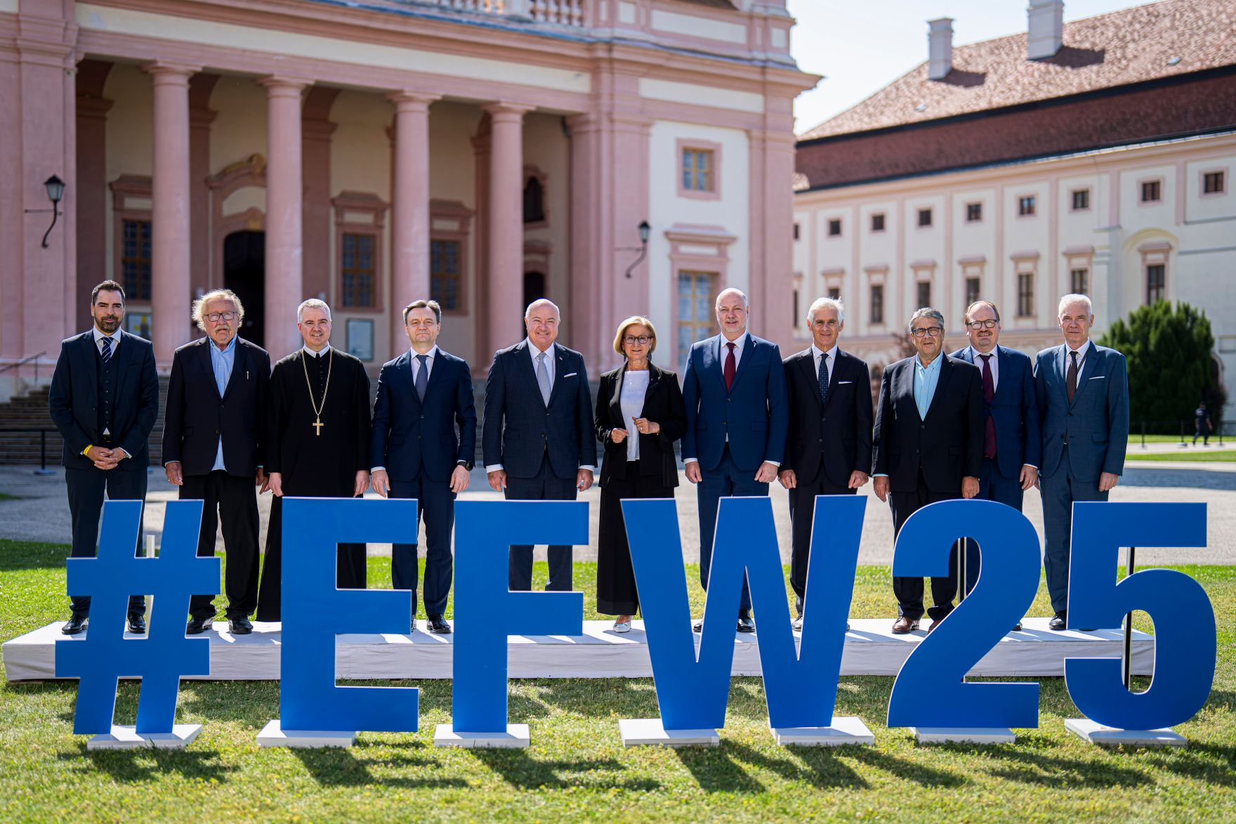 Am 13. Juni 2025 nahm Bundeskanzler Christian Stocker (4.v.l.) am Europa-Forum Wachau teil. Im Bild mit der Landeshauptfrau von Nieder&ouml;sterreich Johanna Mikl-Leitner (m.), dem Ministerpr&auml;sidenten der Republik Moldau Dorin Recean (3.v.l.), dem Philosoph und Schriftsteller Peter Sloterdijk (l.), dem Abt des Stiftes G&ouml;ttweig Patrick Sch&ouml;der (2.v.l.), dem Ministerpr&auml;sidenten von Bulgarien Rosen Zhelyazkov (4.v.r.), dem Pr&auml;sidenten des Europa-Forum Wachau Michael Linhart (3.v.r.), dem Vorsitzenden der Atlantik-Br&uuml;cke e.V. Sigmar Gabriel (2.v.r.) und dem Director for OECD Global Relations Andreas Schaal (r.).