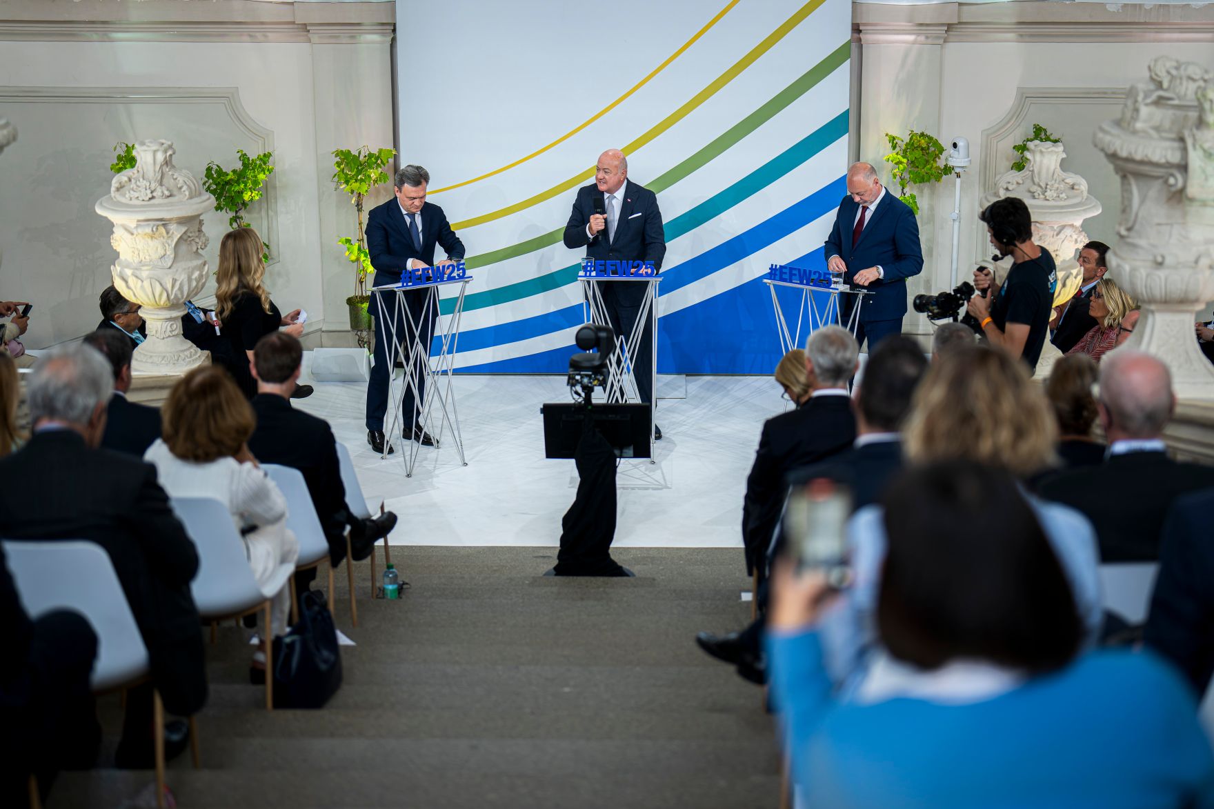 Am 13. Juni 2025 nahm Bundeskanzler Christian Stocker (m.) am Europa-Forum Wachau teil. Im Bild mit dem Ministerpr&auml;sidenten der Republik Moldau, Dorin Recean (m.l.) und dem Ministerpr&auml;sidenten von Bulgarien, Rosen Zhelyazkov (m.r.).