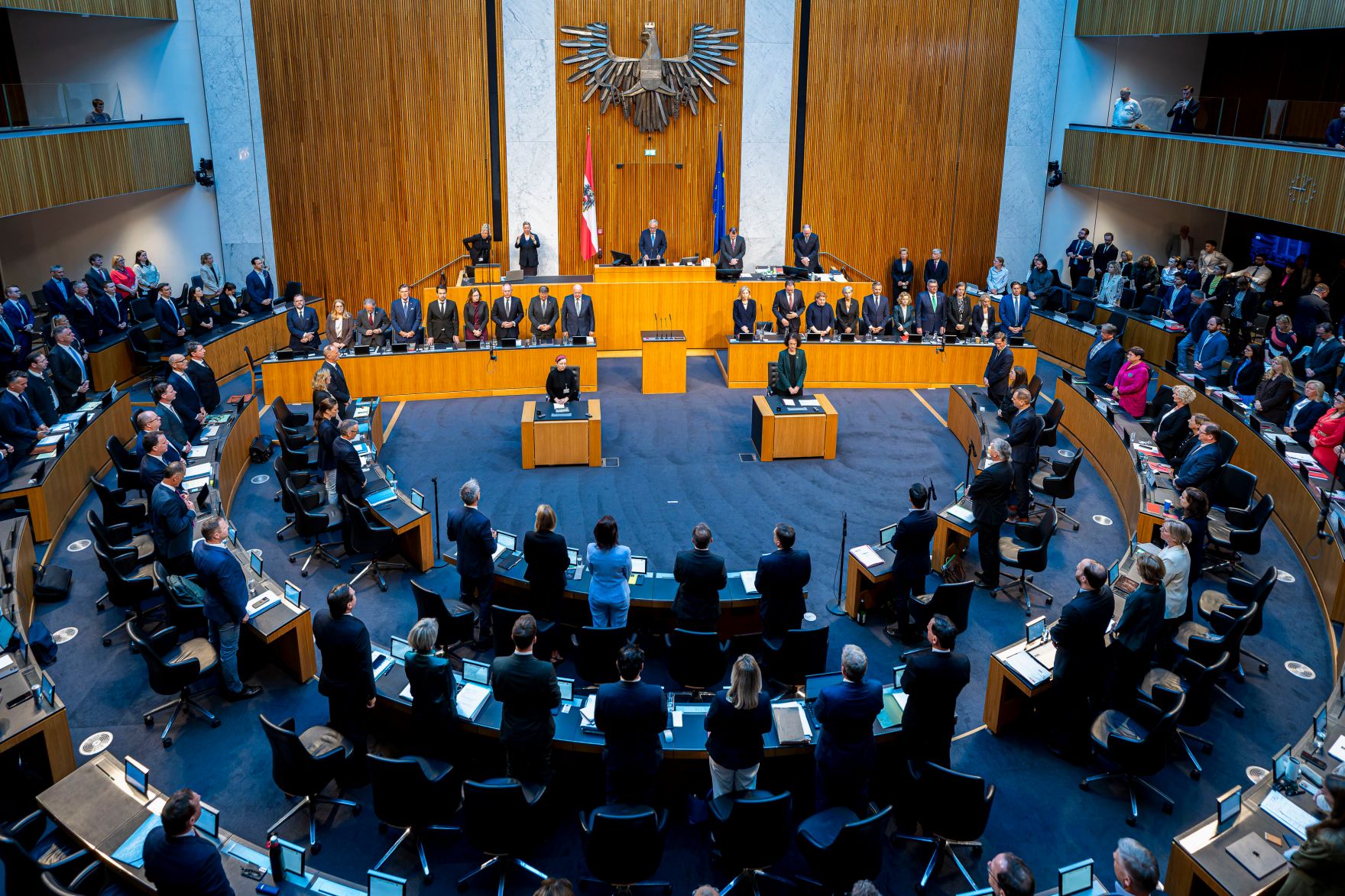 Am 16. Juni 2025 sprach Bundeskanzler Christian Stocker (r.) in der Aktuellen Budget Generaldebatte im Nationalrat zum Thema &uuml;ber das &bdquo;Doppelbudget 2025/26 und den neuen mittelfristigen Bundesfinanzrahmen bis 2029" im Parlament. Im Bild bei einer allgemeinen Schweigeminute zum Gedenken an die Opfer des Amoklaufs in Graz.