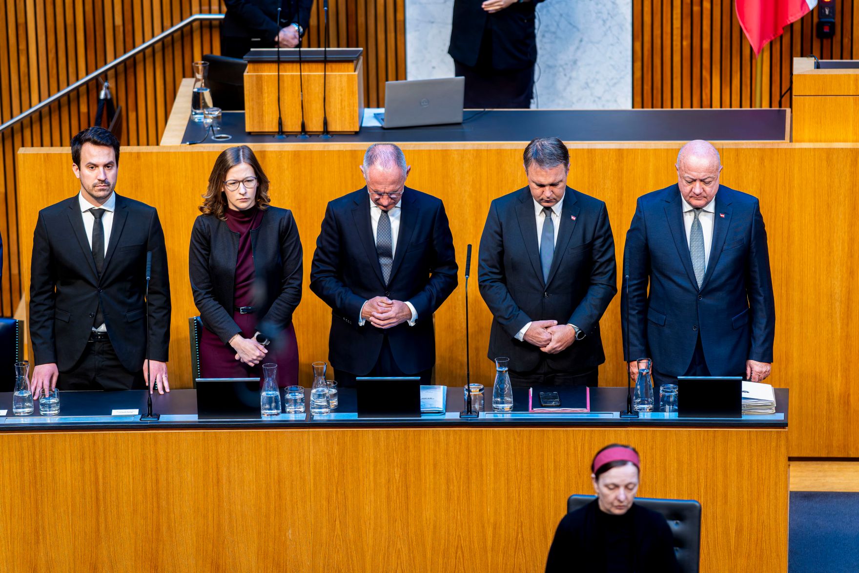 Am 16. Juni 2025 sprach Bundeskanzler Christian Stocker (r.) in der Aktuellen Budget Generaldebatte im Nationalrat zum Thema &uuml;ber das &bdquo;Doppelbudget 2025/26 und den neuen mittelfristigen Bundesfinanzrahmen bis 2029" im Parlament. Im Bild mit Bundesminister Christoph Wiederkehr (l.), Bundesministerin Claudia Plakolm (2.v.l.), Bundesminister Gerhard Karner (m.) und Vizekanzler Andreas Babler (2.v.r.) bei einer allgemeinen Schweigeminute zum Gedenken an die Opfer des Amoklaufs in Graz.