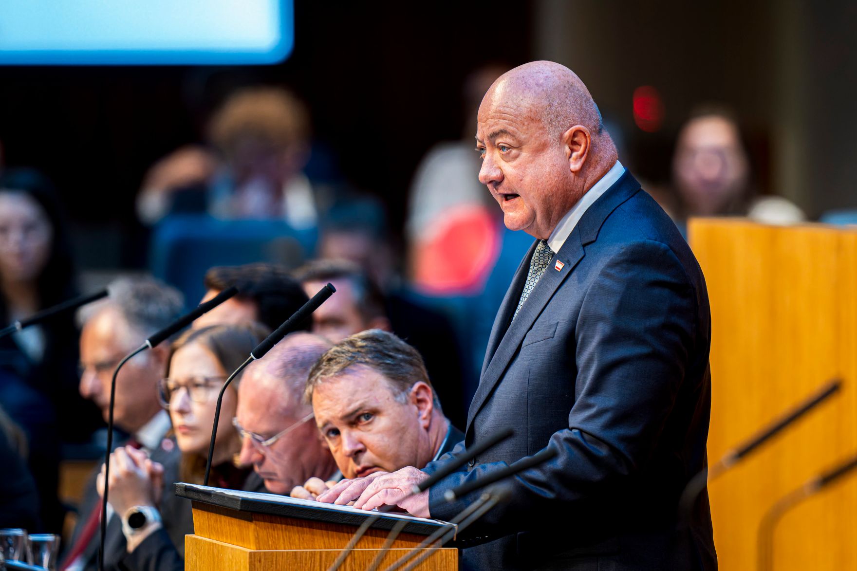 Am 16. Juni 2025 sprach Bundeskanzler Christian Stocker (r.) in der Aktuellen Budget Generaldebatte im Nationalrat zum Thema &uuml;ber das &bdquo;Doppelbudget 2025/26 und den neuen mittelfristigen Bundesfinanzrahmen bis 2029" im Parlament. Im Bild mit Vizekanzler Andreas Babler (l.).