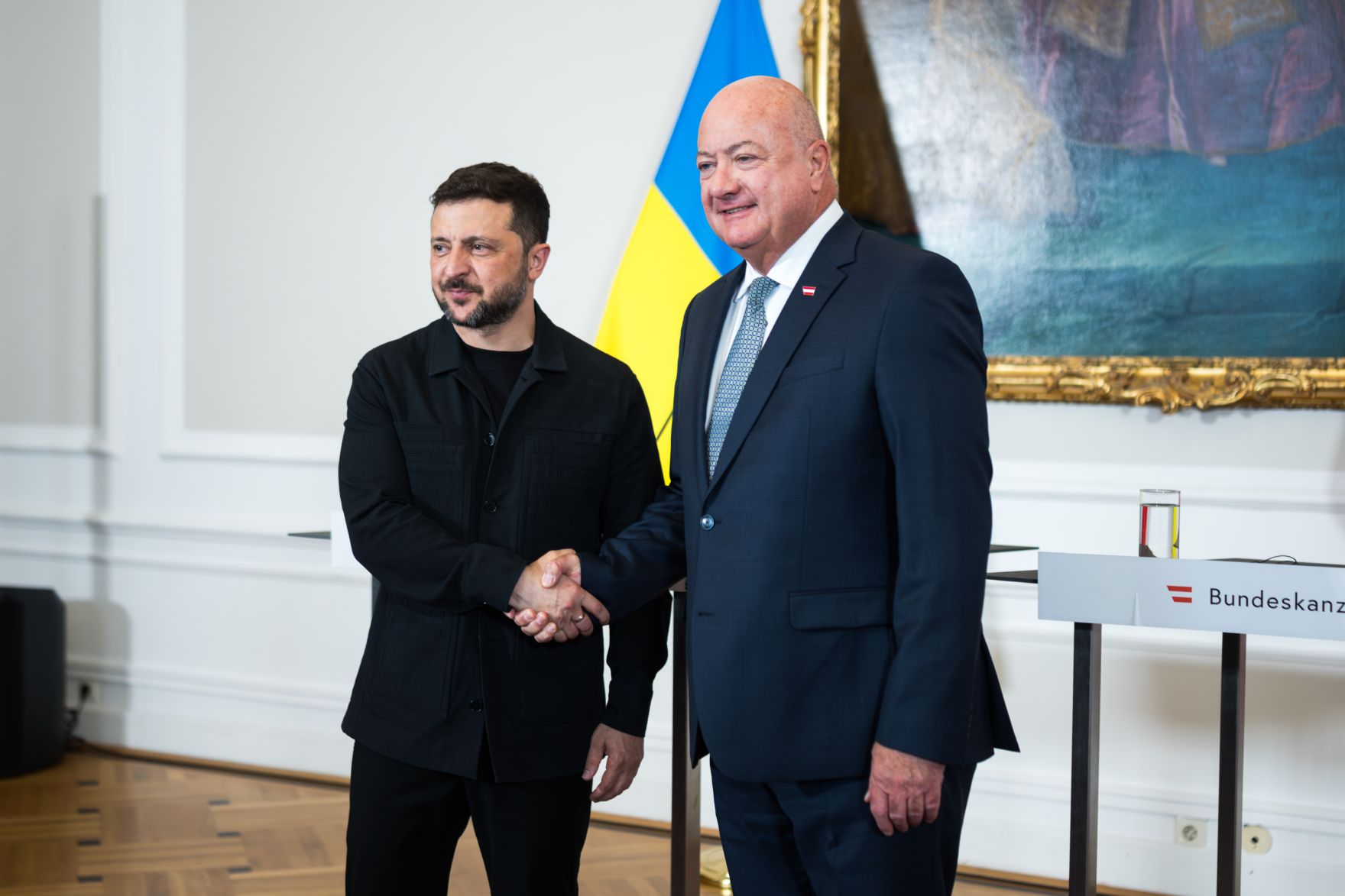 Am 16. Juni 2025 empfing Bundeskanzler Christian Stocker (r.) den Pr&auml;sidenten der Ukraine Wolodymyr Selenskyj (l.) zu einem Arbeitsgespr&auml;ch. Im Bild beim anschlie&szlig;enden Doorstep.