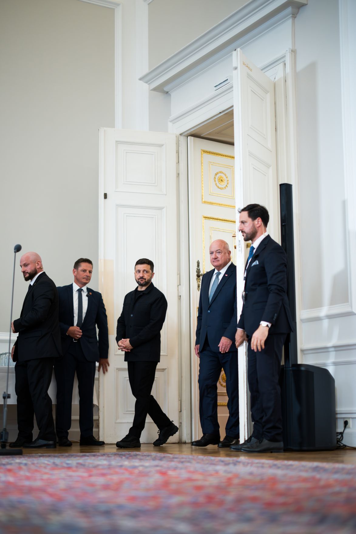 Am 16. Juni 2025 empfing Bundeskanzler Christian Stocker (2.v.r.) den Pr&auml;sidenten der Ukraine Wolodymyr Selenskyj (3.v.r.) zu einem Arbeitsgespr&auml;ch. Im Bild beim anschlie&szlig;enden Doorstep.