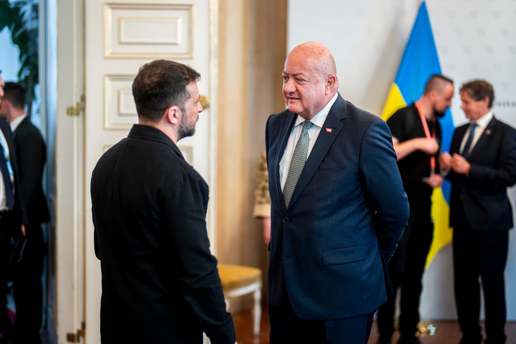 Am 16. Juni 2025 empfing Bundeskanzler Christian Stocker (2.v.l.) den Pr&auml;sidenten der Ukraine Wolodymyr Selenskyj (l.) zu einem Arbeitsgespr&auml;ch.