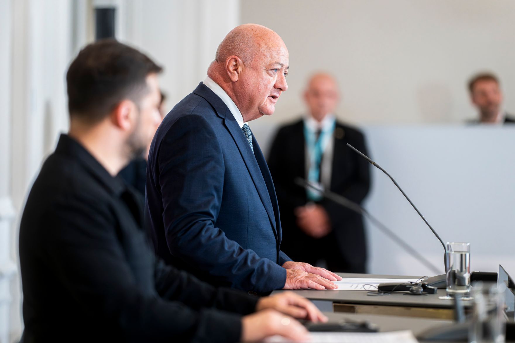 Am 16. Juni 2025 empfing Bundeskanzler Christian Stocker (m.) den Pr&auml;sidenten der Ukraine Wolodymyr Selenskyj (l.) zu einem Arbeitsgespr&auml;ch. Im Bild beim anschlie&szlig;enden Doorstep.