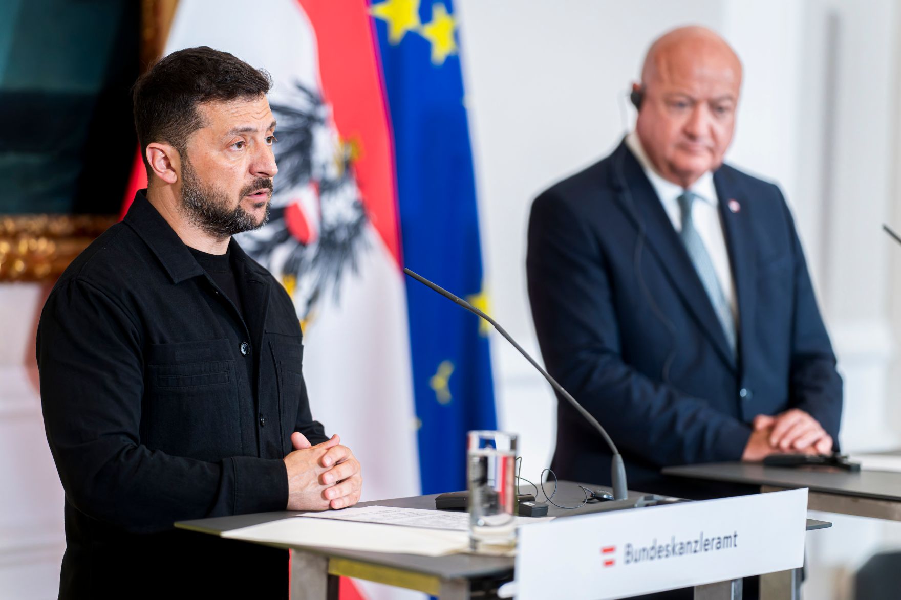 Am 16. Juni 2025 empfing Bundeskanzler Christian Stocker (r.) den Pr&auml;sidenten der Ukraine Wolodymyr Selenskyj (l.) zu einem Arbeitsgespr&auml;ch. Im Bild beim anschlie&szlig;enden Doorstep.