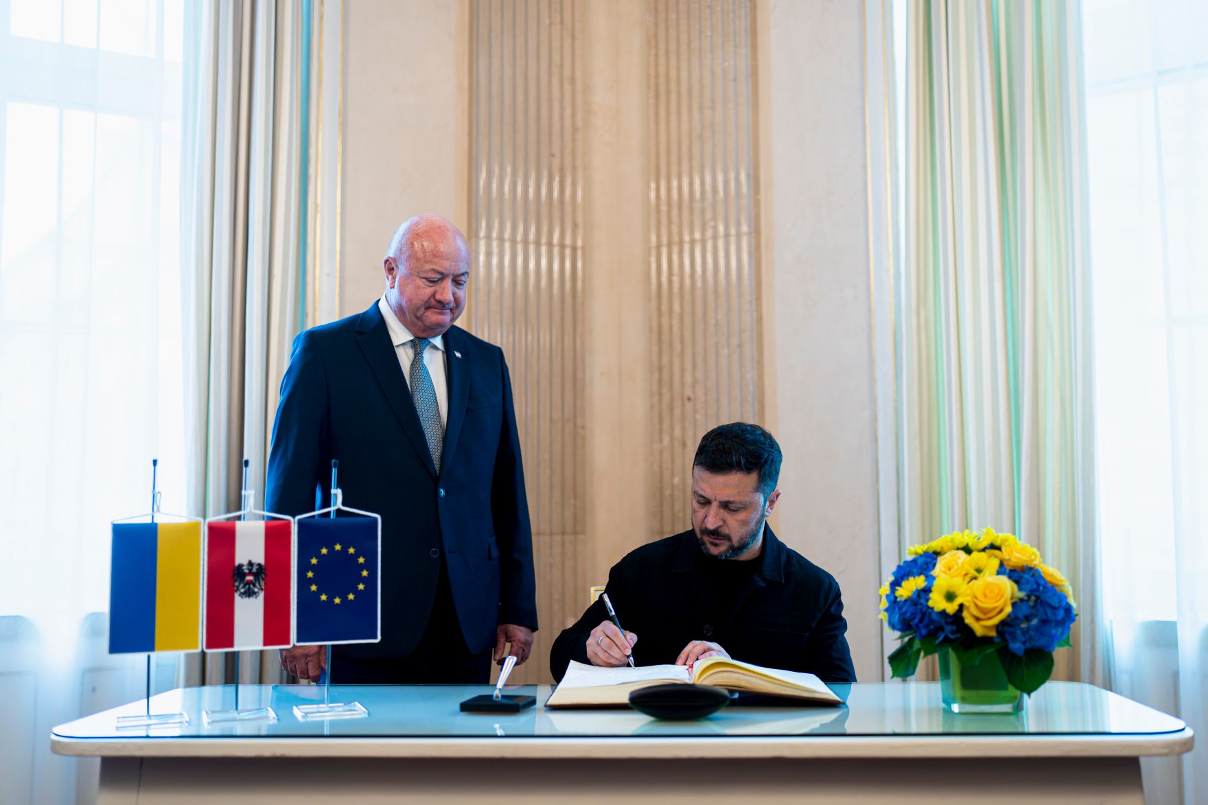 Am 16. Juni 2025 empfing Bundeskanzler Christian Stocker (l.) den Pr&auml;sidenten der Ukraine Wolodymyr Selenskyj (r.) zu einem Arbeitsgespr&auml;ch.