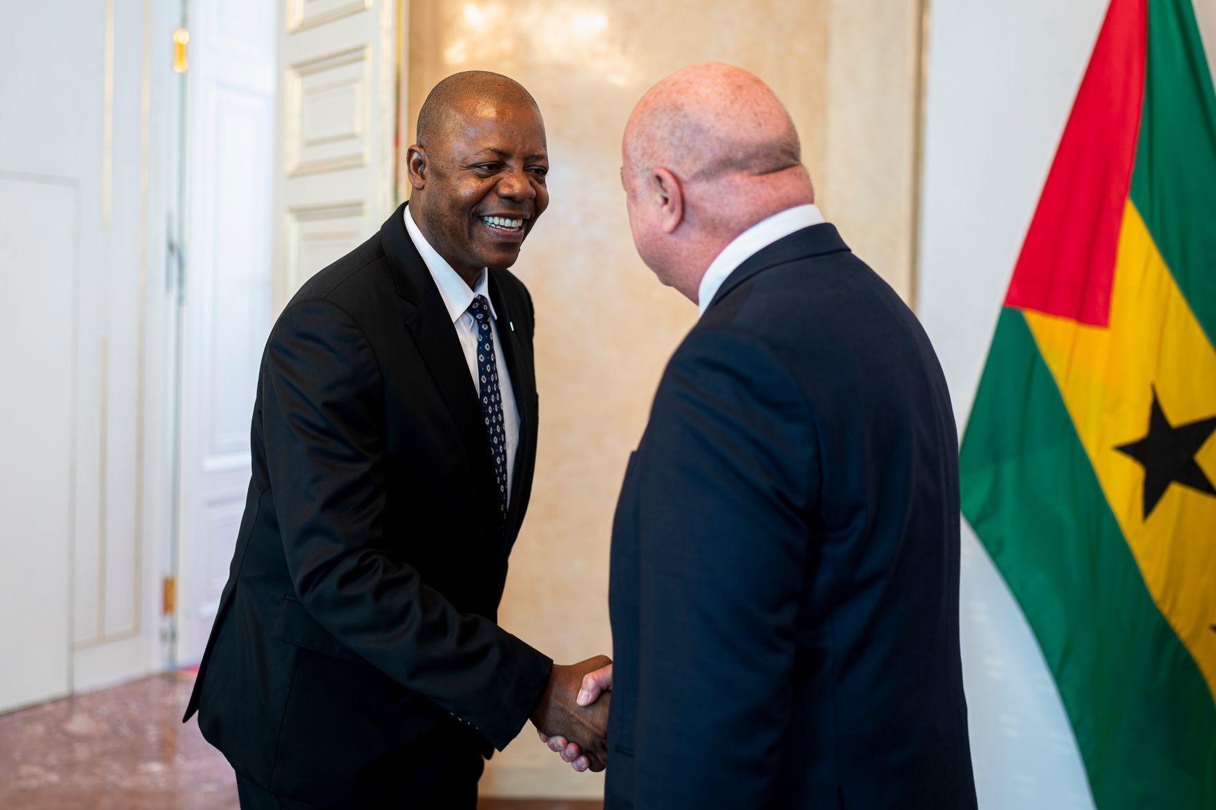 Am 17. Juni 2025 empfing Bundeskanzler Christian Stocker (r.) den Premierminister von S&atilde;o Tom&eacute; und Pr&iacute;ncipe, Am&eacute;rico d'Oliveira dos Ramos (l.) zu einem Arbeitsgespr&auml;ch.